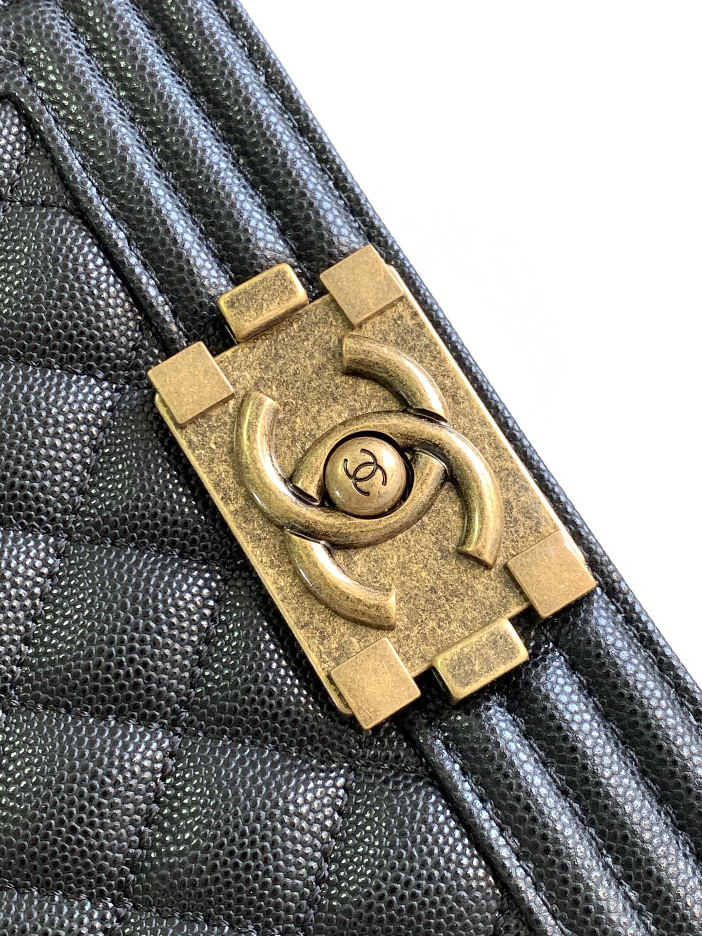 Picture [5]-Chanel Antique Copper Gold Buckle Mini Leboy This small bag caviar cowhide looks very retro exquisite and lovely Italian Ha Shi glossy original cowhide design is really full of texture continuation of the Boy itself stiff bag type cover the top of the bag there is also a three-dimensional logo small mind plus the classic black all-steel hardware color matching with the coat is simply too cool shoulder slanting cross-body hand-carry are very suitable! Size 20cm-High Faux Bags