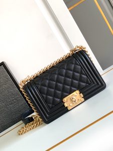 Chanel 溜金溜金扣迷你Leboy这个小包包鱼子酱牛皮看着非常复古精致又可爱意大利哈史光面原版牛皮的设计真的是质感满分延续了Boy本身硬挺包型包盖顶部还有立体logo小心思加上经典黑全钢五金配色搭配大衣简直太酷了肩背斜挎手拎都非常合适！尺寸20cm-高仿包包
