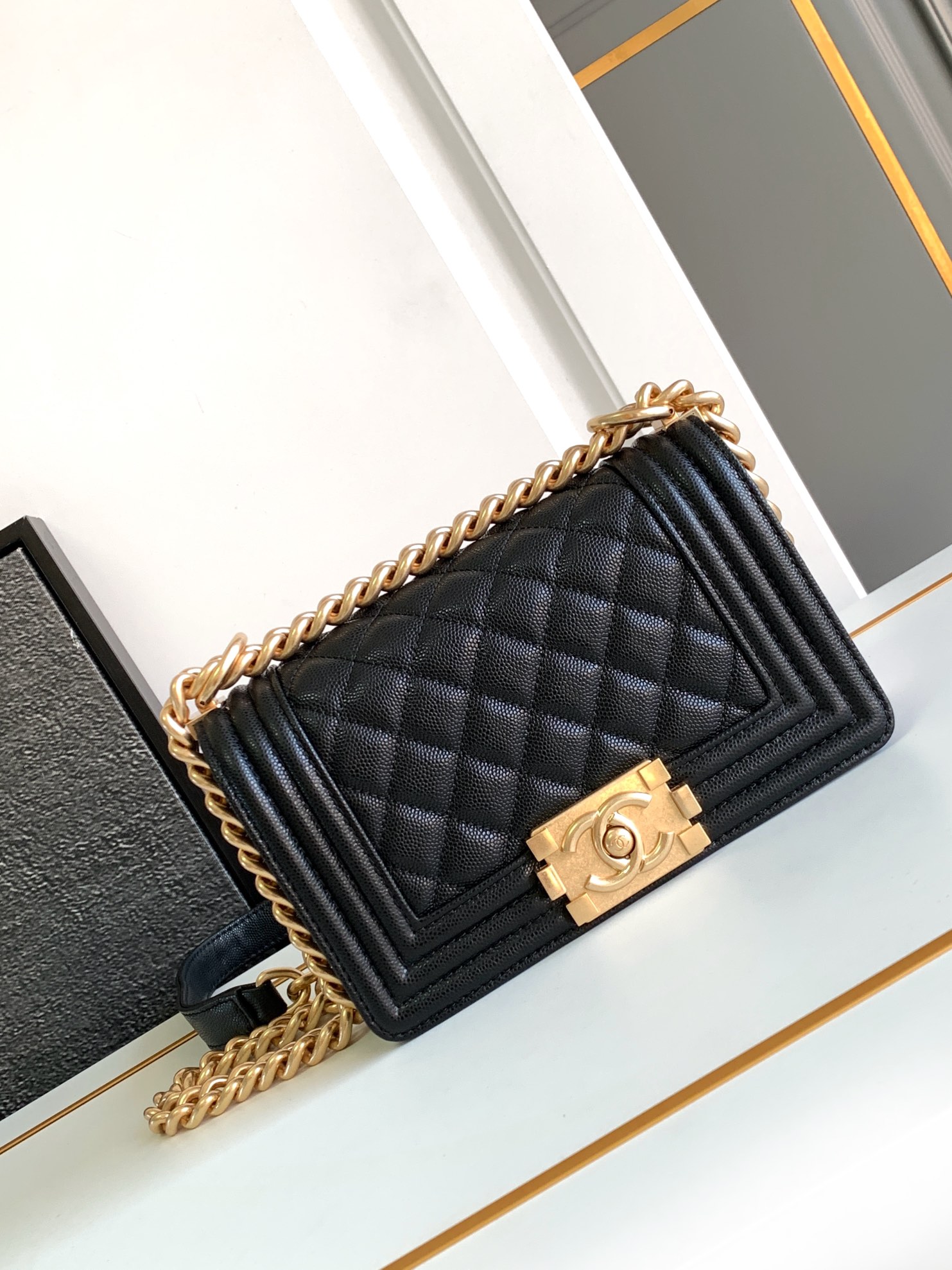 Chanel slip gold slip gold buckle mini Leboy this small bag caviar cowhide look very retro exquisite and lovely Italian Ha Shi glossy original cowhide design is really texture full of points continued Boy itself stiff bag type cover the top of the three-dimensional logo small ideas plus classic black all steel hardware color matching coat is simply too cool shoulder back slanting satchel hand carry are very suitable! Size 20cm-High Faux Bags