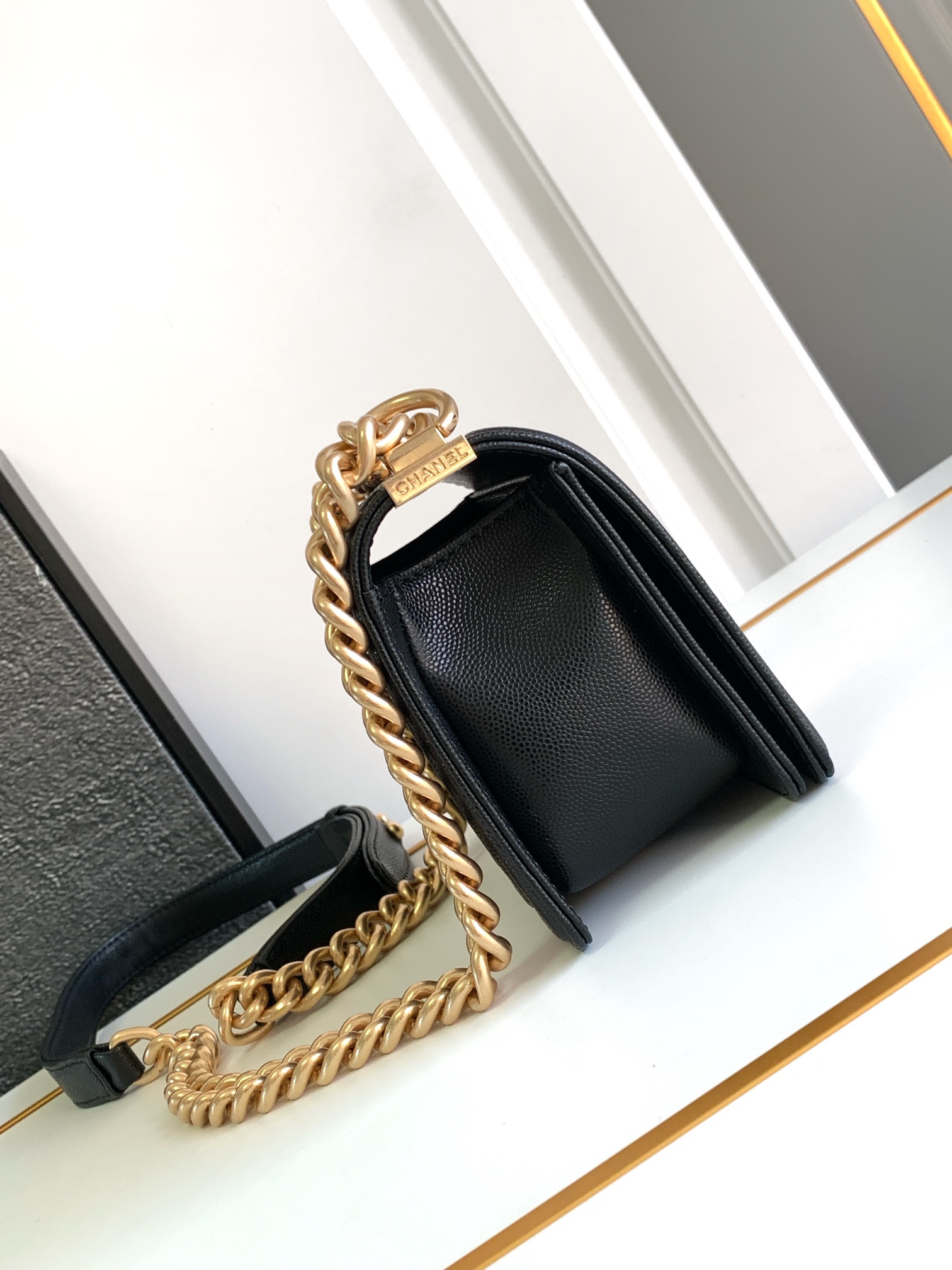 Picture [2]-Chanel slip gold slip gold buckle mini Leboy this small bag caviar cowhide look very retro exquisite and lovely Italian Ha Shi glossy original cowhide design is really full of texture continuation of the Boy itself stiff bag type cover the top of the three-dimensional logo small mind plus the classic black all-steel hardware color matching with the coat is simply too cool shoulder slanting crossbody hand-carry are very suitable! Size 20cm-High Faux Bags