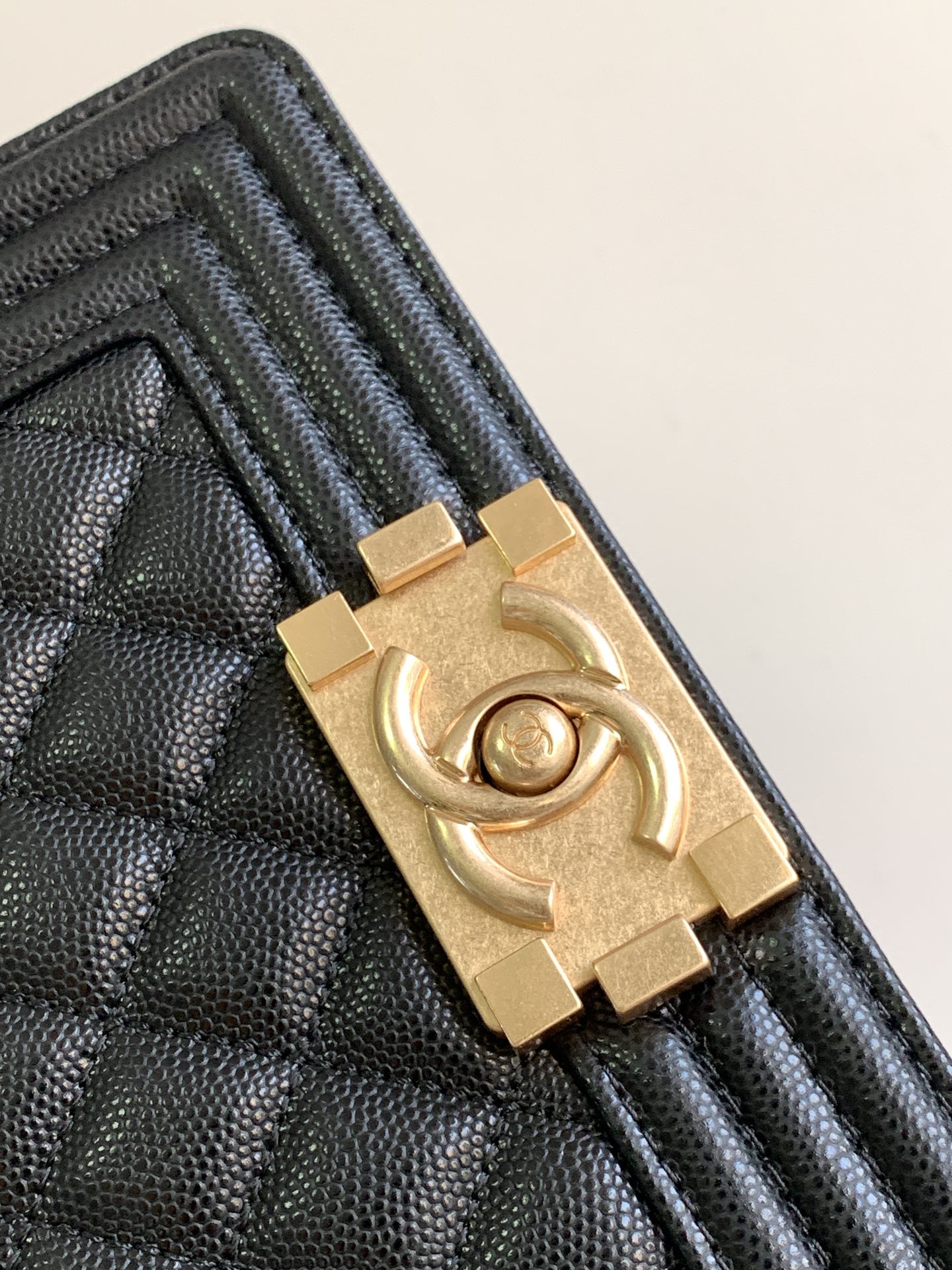 Picture [5]-Chanel slip gold slip gold buckle mini Leboy this small bag caviar cowhide look very retro exquisite and lovely Italian Ha Shi glossy original cowhide design is really full of texture continuation of the Boy itself stiff bag type lid top and three-dimensional logo small mind plus classic black all-steel hardware color matching with the coat is simply too cool shoulder slanting crossbody hand-carry are very suitable! Size 20cm-High Faux Bags