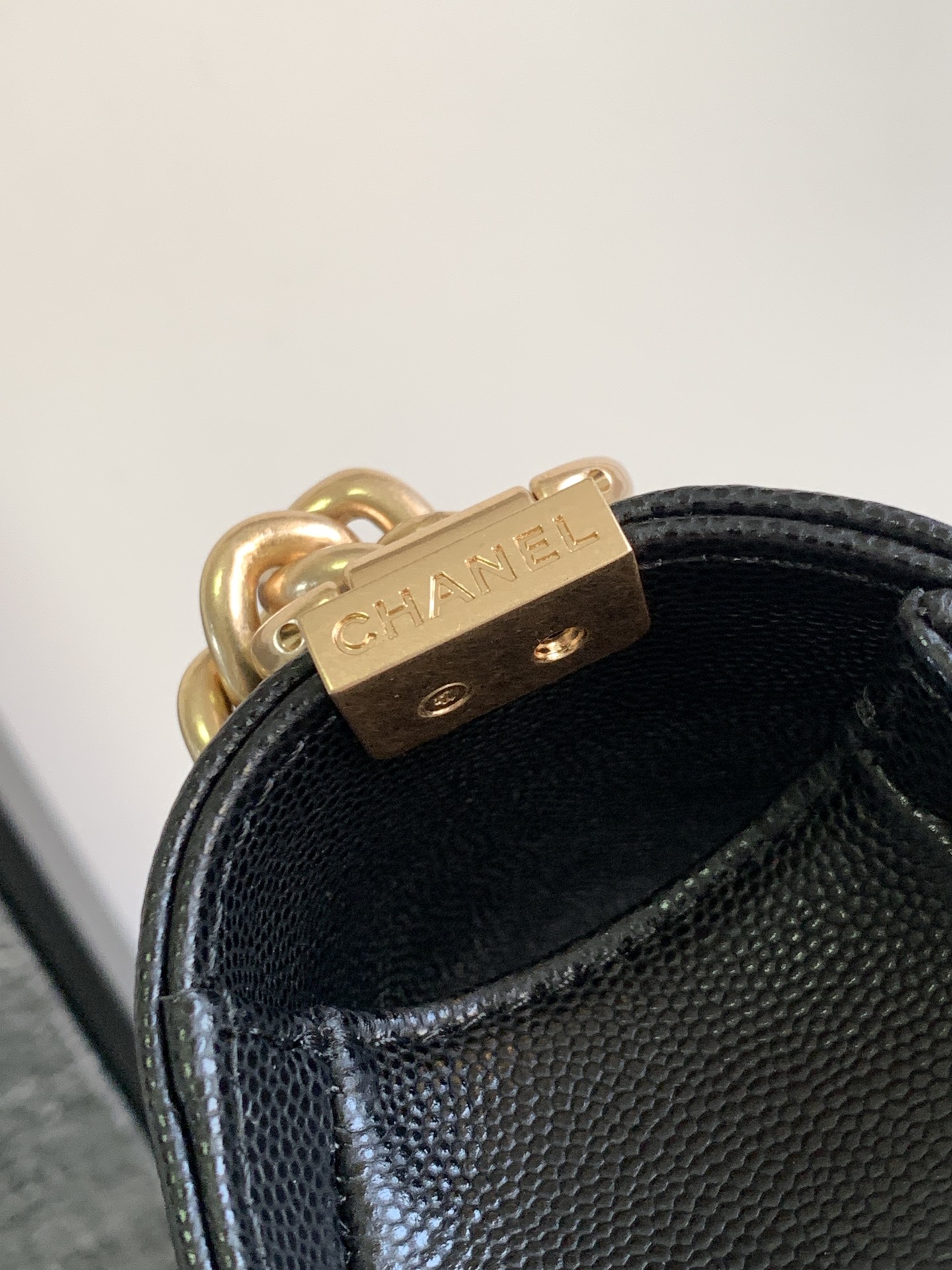 Picture [6]-Chanel slip gold slip gold buckle mini Leboy this small bag caviar cowhide look very retro exquisite and lovely Italian Ha Shi glossy original cowhide design is really full of texture continuation of the Boy itself stiff bag type cover the top of the bag there is a three-dimensional logo small mind plus the classic black all-steel hardware color matching with the coat is simply too cool shoulder slanting crossbody hand-carry are very suitable! Size 20cm-High Faux Bags