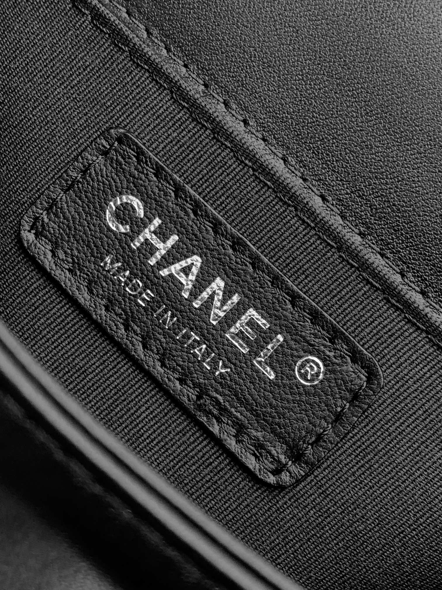 Picture [9]-Chanel Ancient Silver Buckle Mini Leboy This small bag looks very retro exquisite and lovely Italian Ha Shi glossy original cowhide design is really full of texture continuation of the Boy itself stiff bag type cover the top of the three-dimensional logo small mind plus classic black all-steel hardware color matching with the coat is simply too cool shoulder slanting satchel hand-carrying are very suitable! Size 20 CM-High Faux Bags
