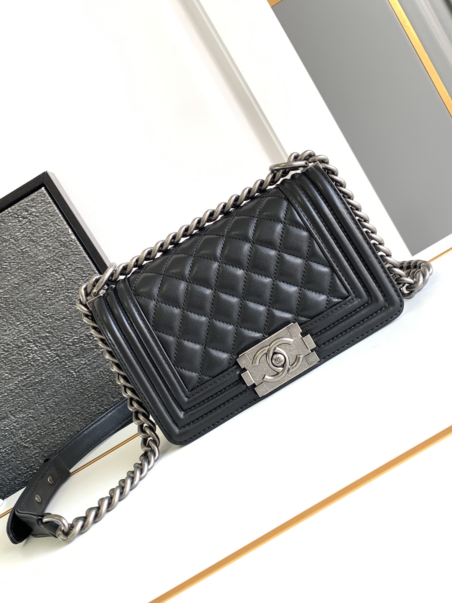 Chanel antique silver buckle mini Leboy this small bag looks very retro exquisite and lovely Italian Ha Shi glossy original cowhide leather design is really full of texture continued Boy itself stiff bag type cover top and three-dimensional logo small thought plus classic black all-steel hardware color matching with the coat is simply too cool shoulder slanting satchel hand-carry are very suitable! Size 20 CM-High Faux Bags