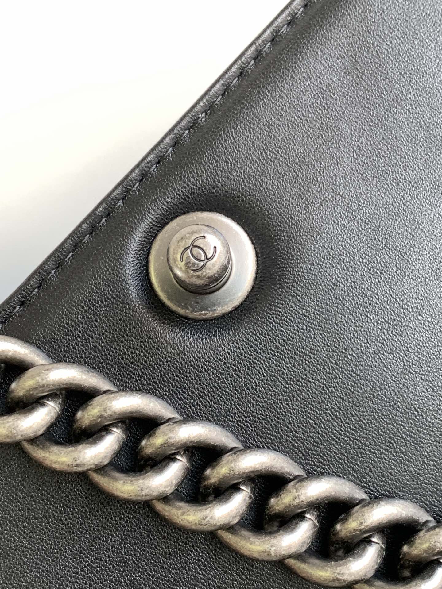 Picture [7]-Chanel Ancient Silver Buckle Mini Leboy This small bag looks very retro exquisite and lovely Italian Ha Shi glossy original cowhide design is really full of texture continuation of the Boy itself stiff bag type cover the top of the three-dimensional logo small mind plus classic black all-steel hardware color matching with the coat is simply too cool shoulder slanting satchel hand-carrying are very suitable! Size 20 CM-High Faux Bags
