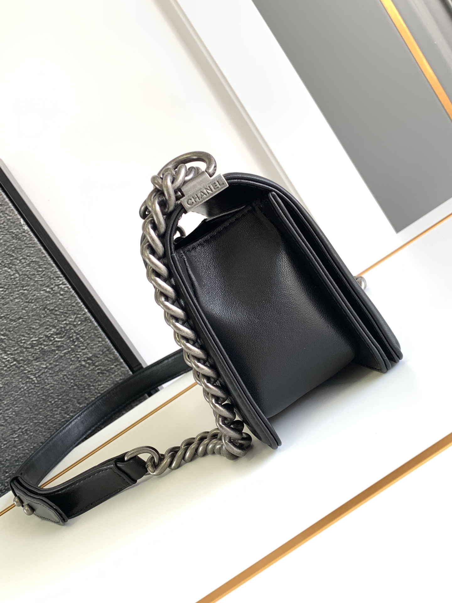 Picture [2]-Chanel Ancient Silver Buckle Mini Leboy This small bag looks very retro exquisite and lovely Italian Ha Shi glossy original cowhide design is really full of texture continued Boy itself stiff bag type lid top and three-dimensional logo small mind plus the classic black all-steel hardware color matching with the coat is simply too cool shoulder slanting satchel hand-carrying are very suitable! Size 20 CM-High Faux Bags