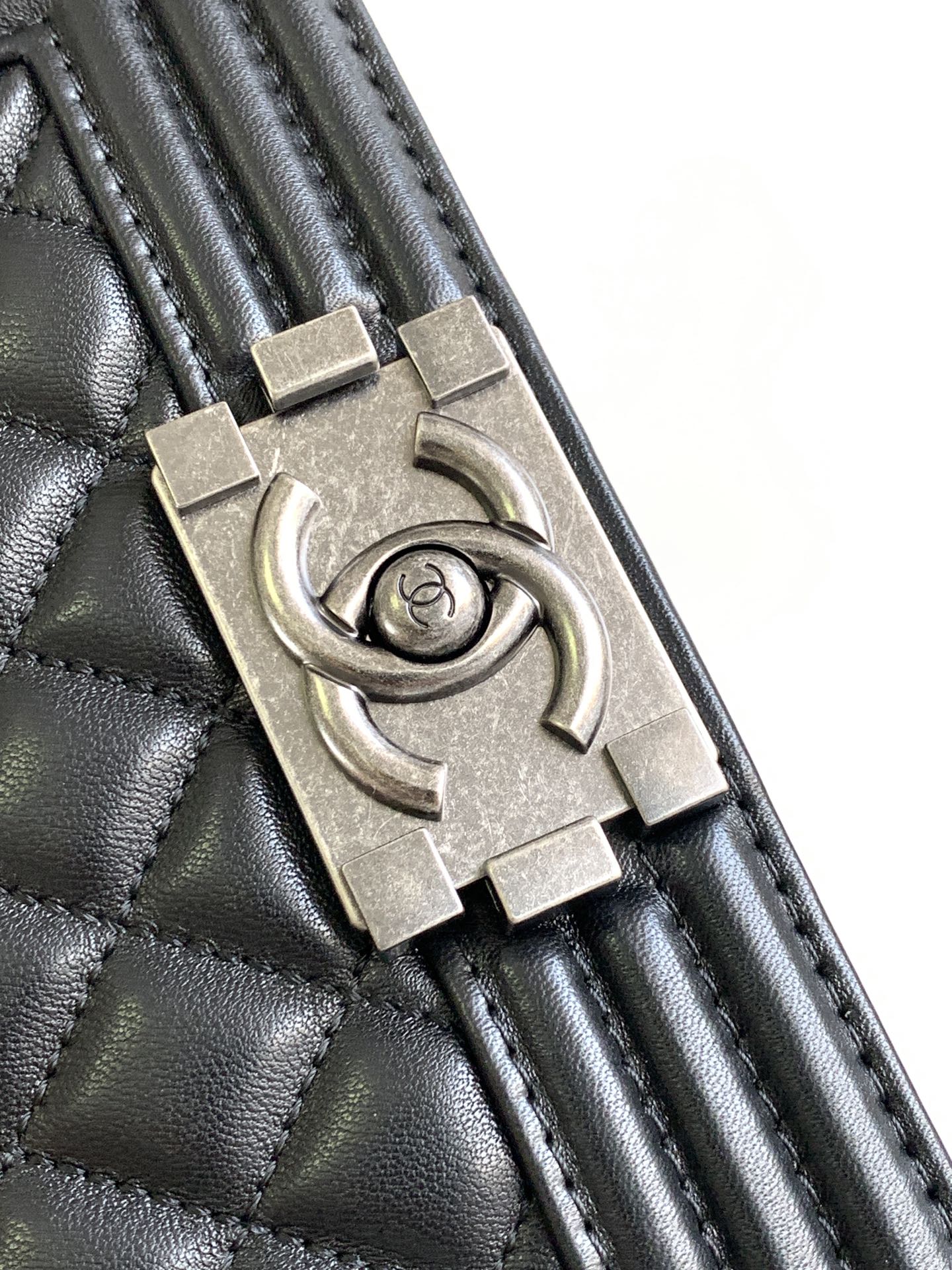 Picture [5]-Chanel Ancient Silver Buckle Mini Leboy This small bag looks very retro exquisite and lovely Italian Ha Shi glossy original cowhide design is really full of texture continuation of the Boy itself stiff bag type lid top and three-dimensional logo small mind plus classic black all-steel hardware color matching with the coat is simply too cool shoulder slanting satchel hand-carrying are very suitable! Size 20 CM-High Faux Bags