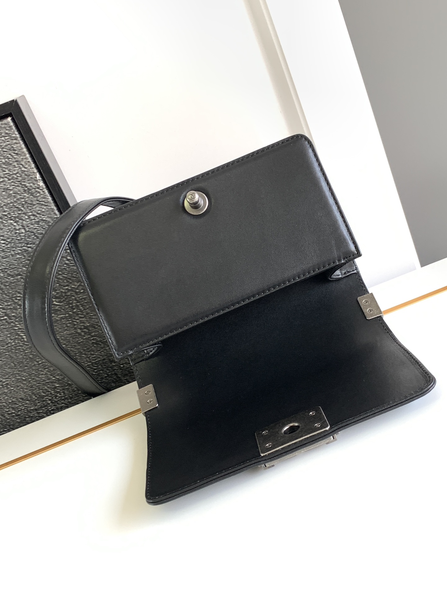 Picture [6]-Chanel Ancient Silver Buckle Mini Leboy This small bag looks very retro exquisite and lovely Italian Ha Shi glossy original cowhide design is really full of texture continuation of the Boy itself stiff bag type cover the top of the bag there is a three-dimensional logo small mind plus the classic black all-steel hardware color matching with the coat is simply too cool shoulder slanting satchel hand-carrying are very suitable! Size 20 CM-High Faux Bags