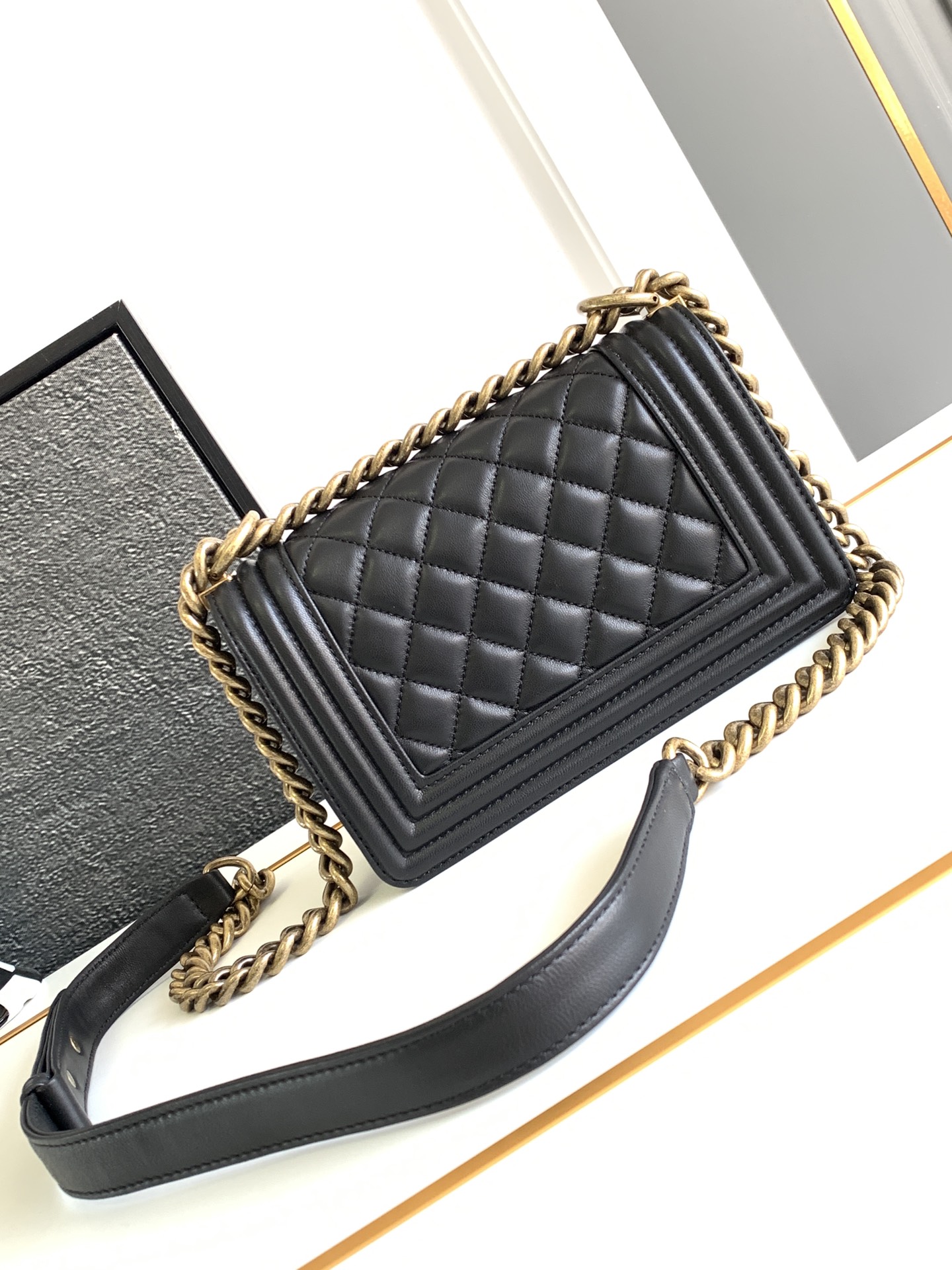 Chanel antique copper gold buckle mini Leboy This small bag looks very retro exquisite and lovely Italian Ha Shi glossy original cowhide leather design is really full of texture continued Boy itself rigid bag type cover top and three-dimensional logo small thought plus classic black all-steel hardware color matching with the coat is simply too cool shoulder slant crossbody hand-carry are very suitable! Size 20 Cm
