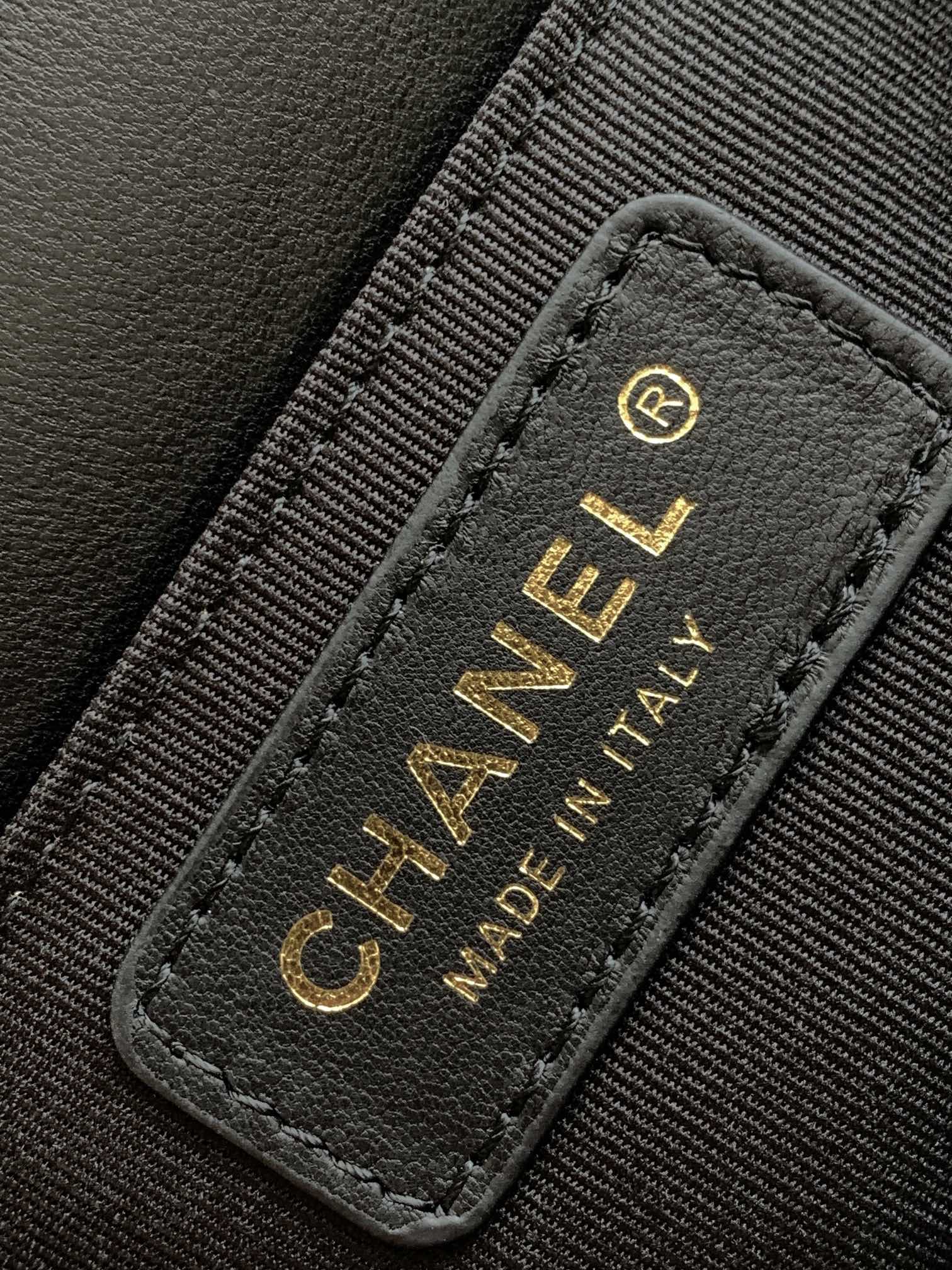 Chanel antique copper gold buckle mini Leboy This small bag looks very retro exquisite and lovely Italian Ha Shi glossy original cowhide leather design is really full of texture continued Boy itself rigid bag type cover top and three-dimensional logo small thought plus classic black all-steel hardware color matching with the coat is simply too cool shoulder slant crossbody hand-carry are very suitable! Size 20 Cm