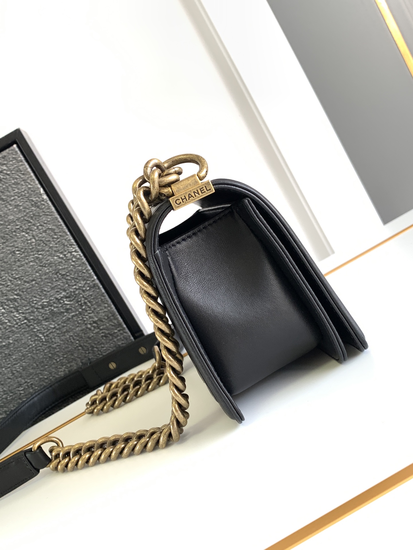 Chanel antique copper gold buckle mini Leboy This small bag looks very retro exquisite and lovely Italian Ha Shi glossy original cowhide leather design is really full of texture continued Boy itself rigid bag type cover top and three-dimensional logo small thought plus classic black all-steel hardware color matching with the coat is simply too cool shoulder slant crossbody hand-carry are very suitable! Size 20 Cm