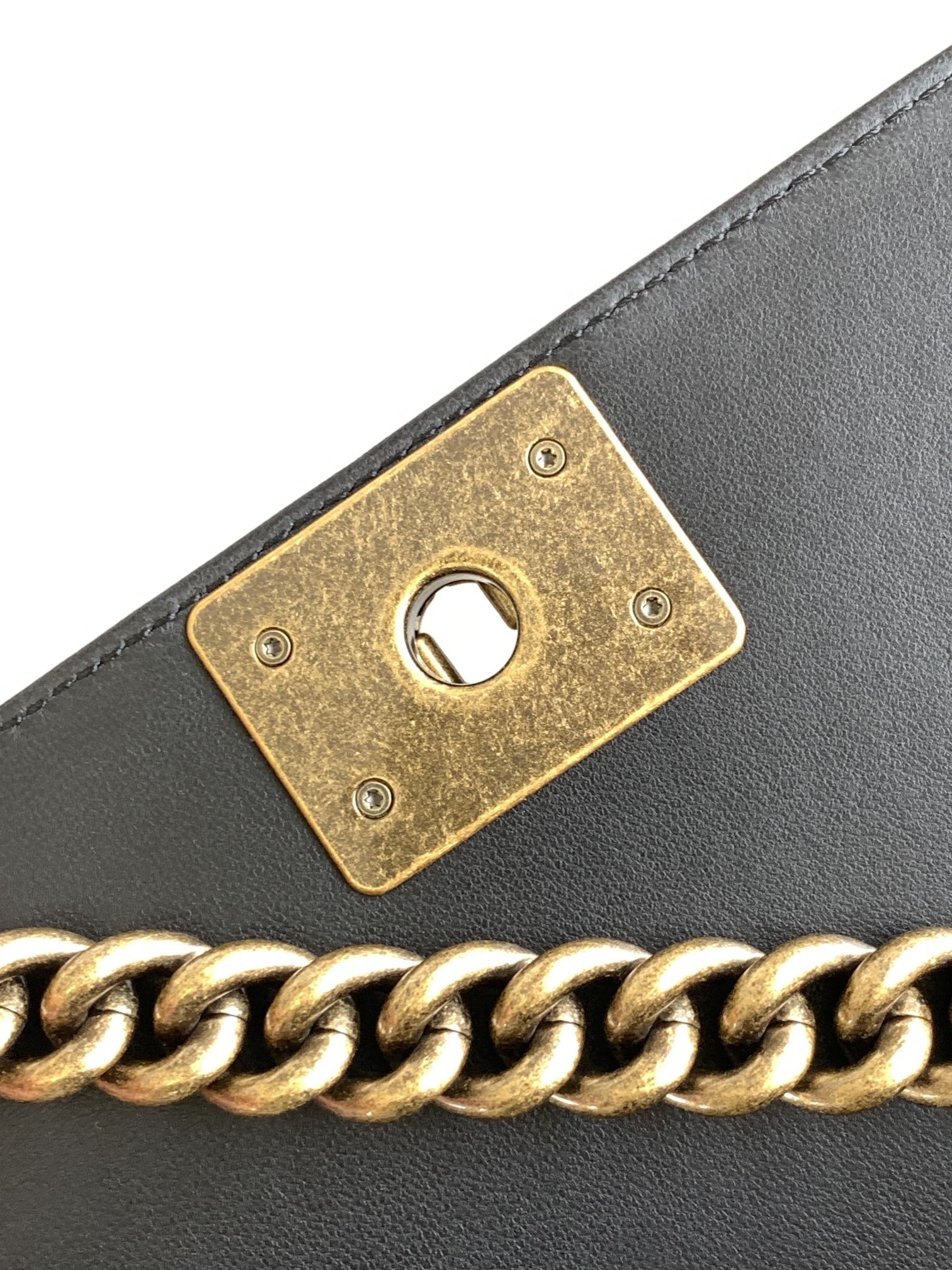 Chanel antique copper gold buckle mini Leboy This small bag looks very retro exquisite and lovely Italian Ha Shi glossy original cowhide leather design is really full of texture continued Boy itself rigid bag type cover top and three-dimensional logo small thought plus classic black all-steel hardware color matching with the coat is simply too cool shoulder slant crossbody hand-carry are very suitable! Size 20 Cm