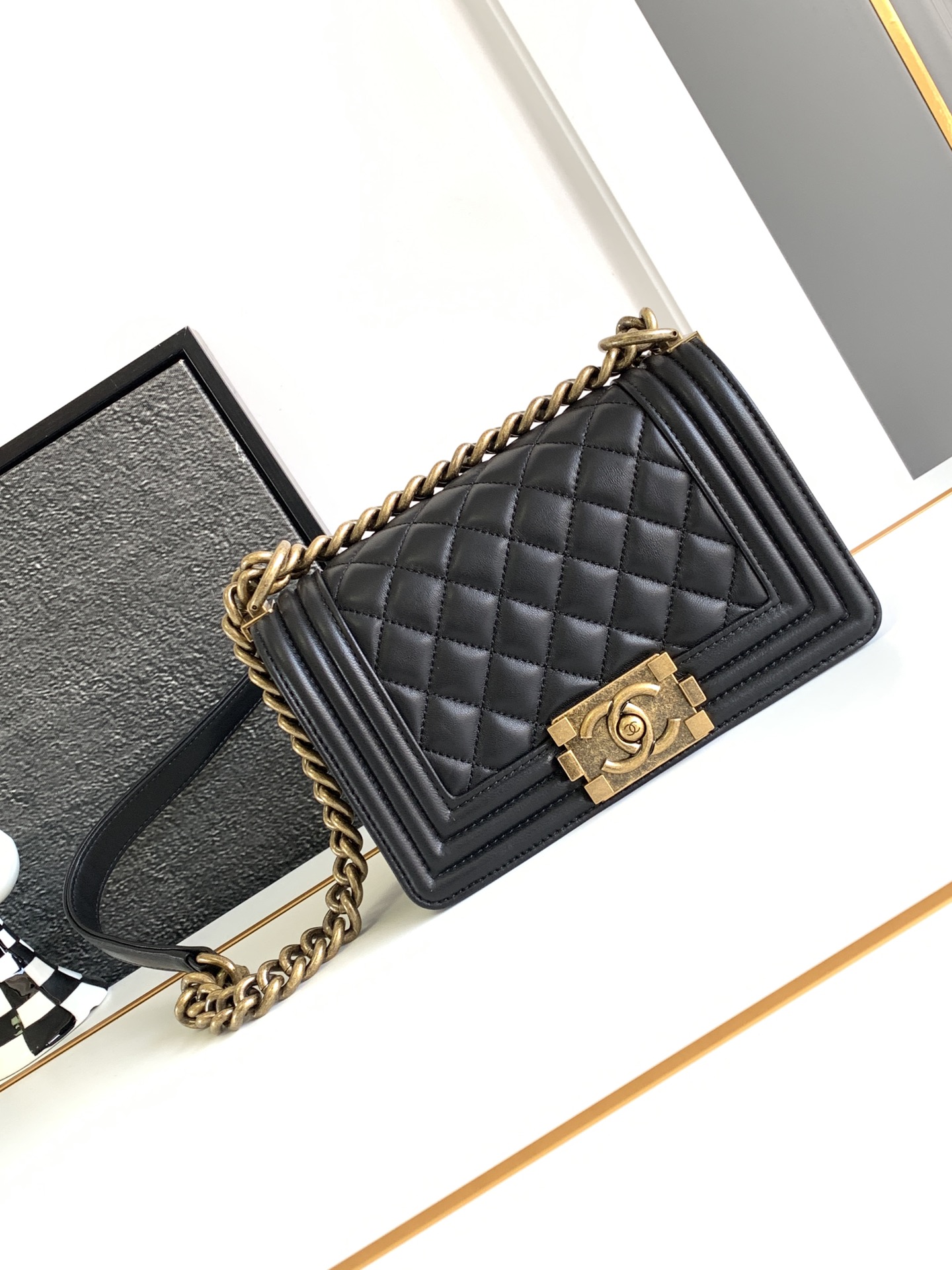 Chanel antique copper gold buckle mini Leboy This small bag looks very retro exquisite and lovely Italian Ha Shi glossy original cowhide leather design is really full of texture continued Boy itself rigid bag type cover top and three-dimensional logo small thought plus classic black all-steel hardware color matching with the coat is simply too cool shoulder slant crossbody hand-carry are very suitable! Size 20 Cm