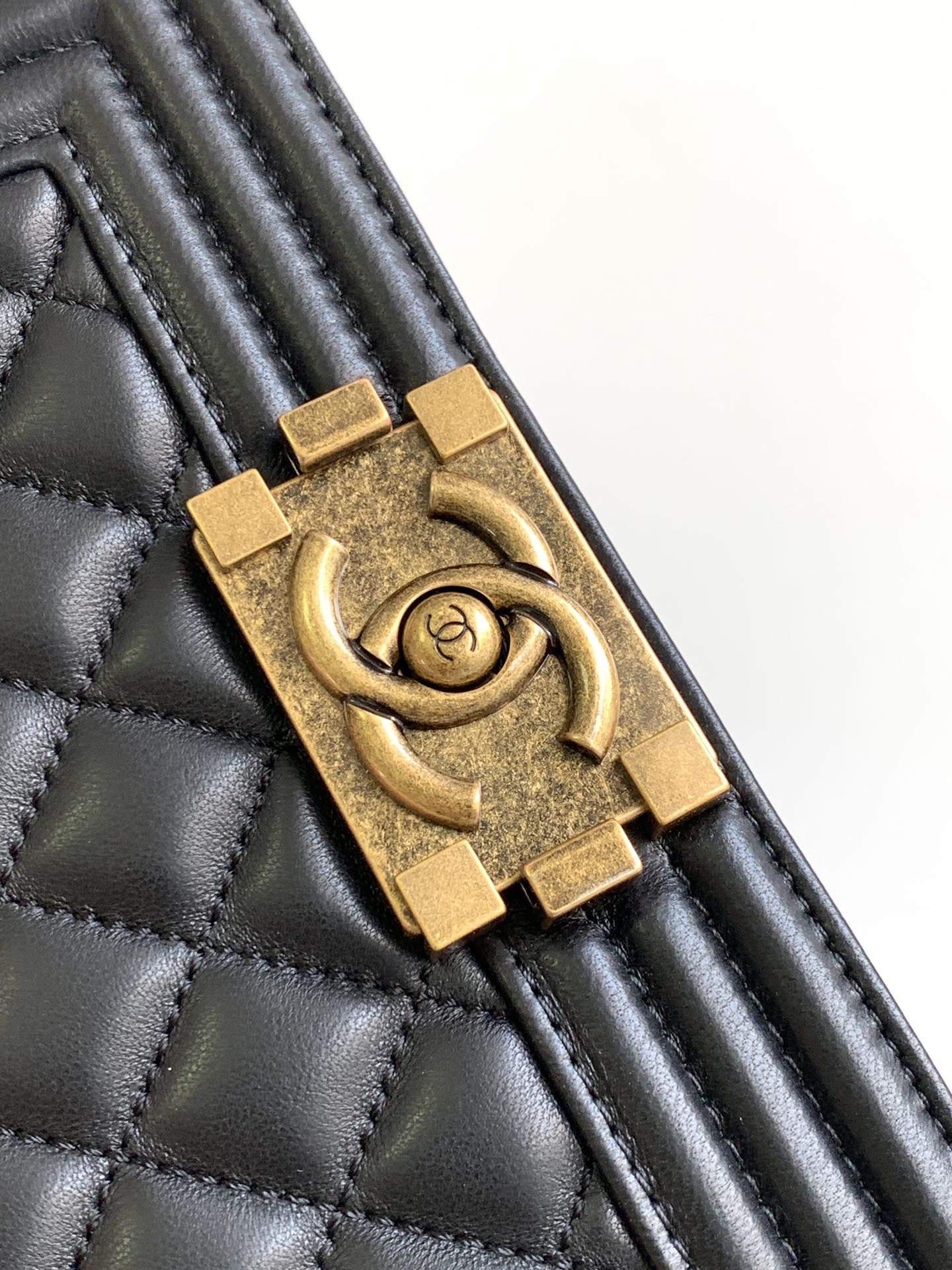 Chanel antique copper gold buckle mini Leboy This small bag looks very retro exquisite and lovely Italian Ha Shi glossy original cowhide leather design is really full of texture continued Boy itself rigid bag type cover top and three-dimensional logo small thought plus classic black all-steel hardware color matching with the coat is simply too cool shoulder slant crossbody hand-carry are very suitable! Size 20 Cm