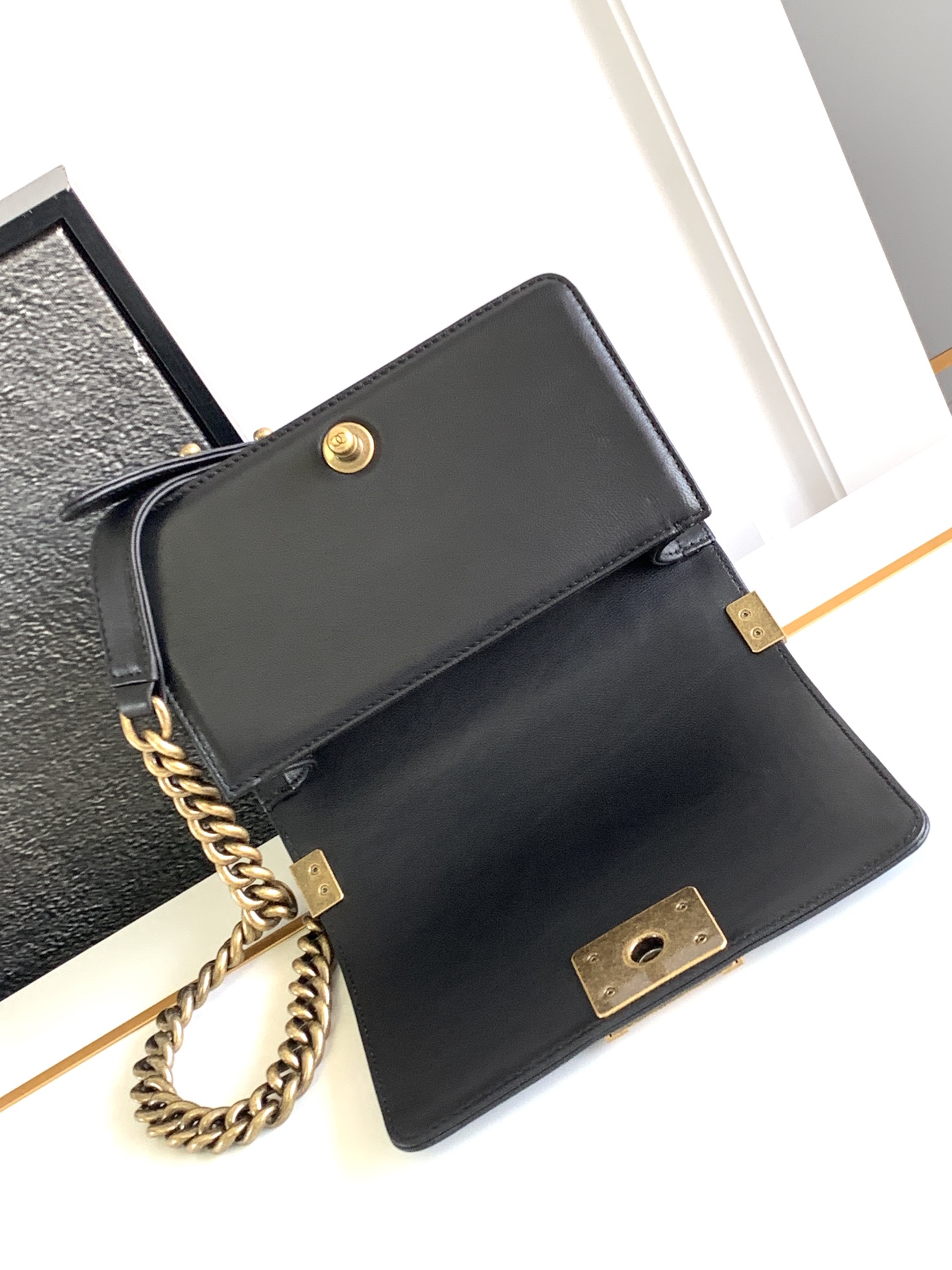 Chanel antique copper gold buckle mini Leboy This small bag looks very retro exquisite and lovely Italian Ha Shi glossy original cowhide leather design is really full of texture continued Boy itself rigid bag type cover top and three-dimensional logo small thought plus classic black all-steel hardware color matching with the coat is simply too cool shoulder slant crossbody hand-carry are very suitable! Size 20 Cm