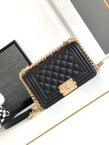 Chanel Mini Leboy slip gold gold buckle this small bag looks very retro exquisite and lovely Italian Ha Shi glossy original cowhide leather design is really full of texture continued Boy itself stiff bag type cover the top of the three-dimensional logo small thought plus the classic black all-steel hardware color matching with the coat is simply too cool shoulder slanting cross-body hand-carry are very suitable! Size 20 CM-High Faux Bags