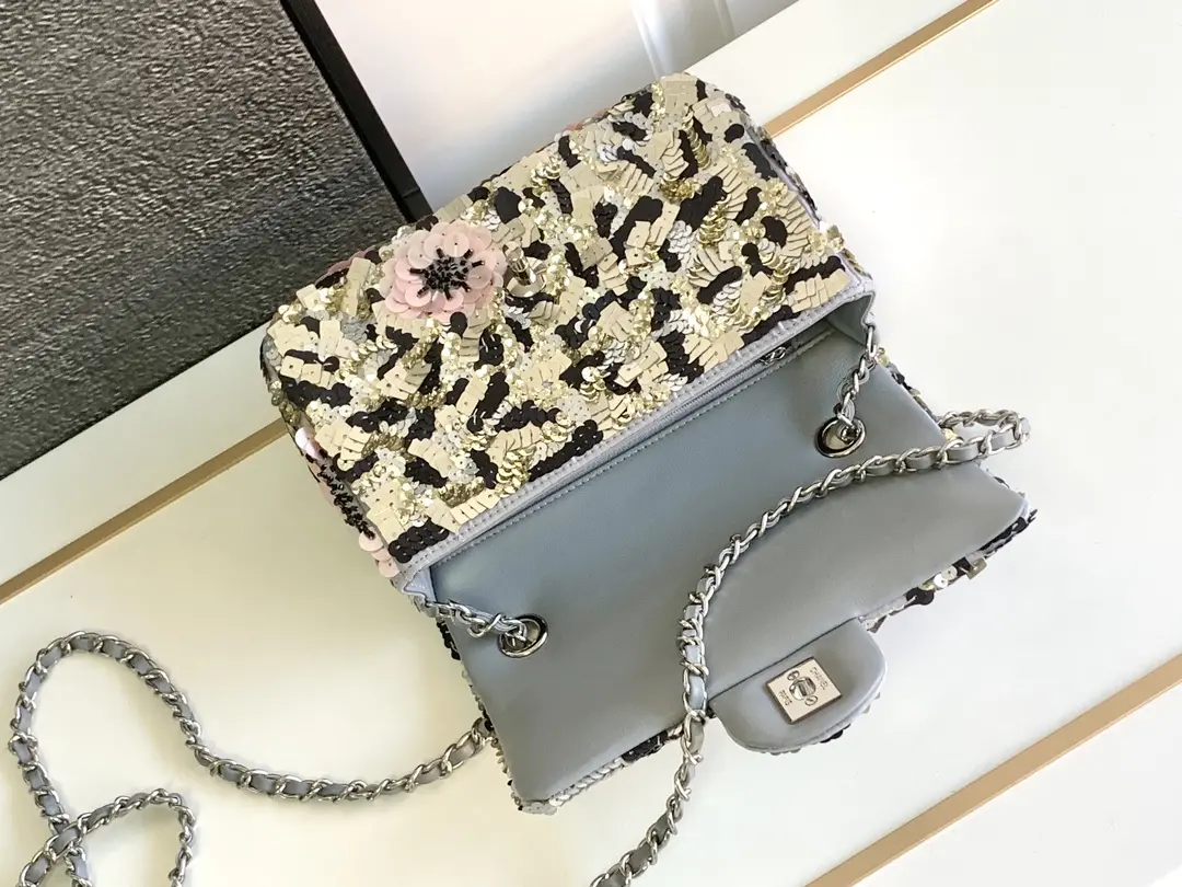 Chanel 24c collection series Size: 20cm small! 25cm medium 24 S pearl flap bag The most beautiful pearl cf this season, it is none other than the velvet material surface inlaid with a lot of crystal pearls of different sizes, plus the glittering crystal sequins bling bling appear particularly dazzling pearl diamond lattice inlaid with mini double c logo is really the finishing touch, instantly enhance the whole bag of the Noble quality! With CF retro braided hardware shoulder strap, small and exquisite, using the original fabric hardware, 1:1 restoration of the zp model.A variety of carrying methods can be double shoulder, single shoulder, hand carry, not pick any height can also be easily 𝑐𝑜𝑛𝑡𝑟𝑜𝑙〰️