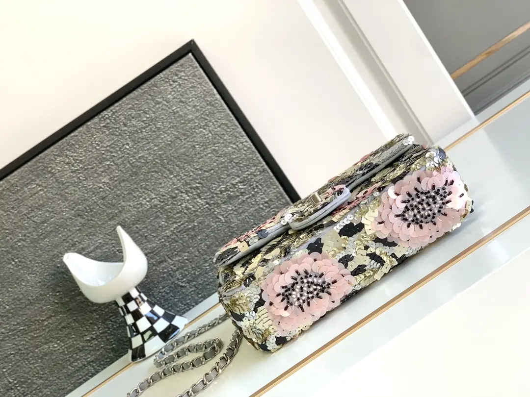 Chanel 24c collection series Size: 20cm small! 25cm medium 24 S pearl flap bag The most beautiful pearl cf this season, it is none other than the velvet material surface inlaid with a lot of crystal pearls of different sizes, plus the glittering crystal sequins bling bling appear particularly dazzling pearl diamond lattice inlaid with mini double c logo is really the finishing touch, instantly enhance the whole bag of the Noble quality! With CF retro braided hardware shoulder strap, small and exquisite, using the original fabric hardware, 1:1 restoration of the zp model.A variety of carrying methods can be double shoulder, single shoulder, hand carry, not pick any height can also be easily 𝑐𝑜𝑛𝑡𝑟𝑜𝑙〰️
