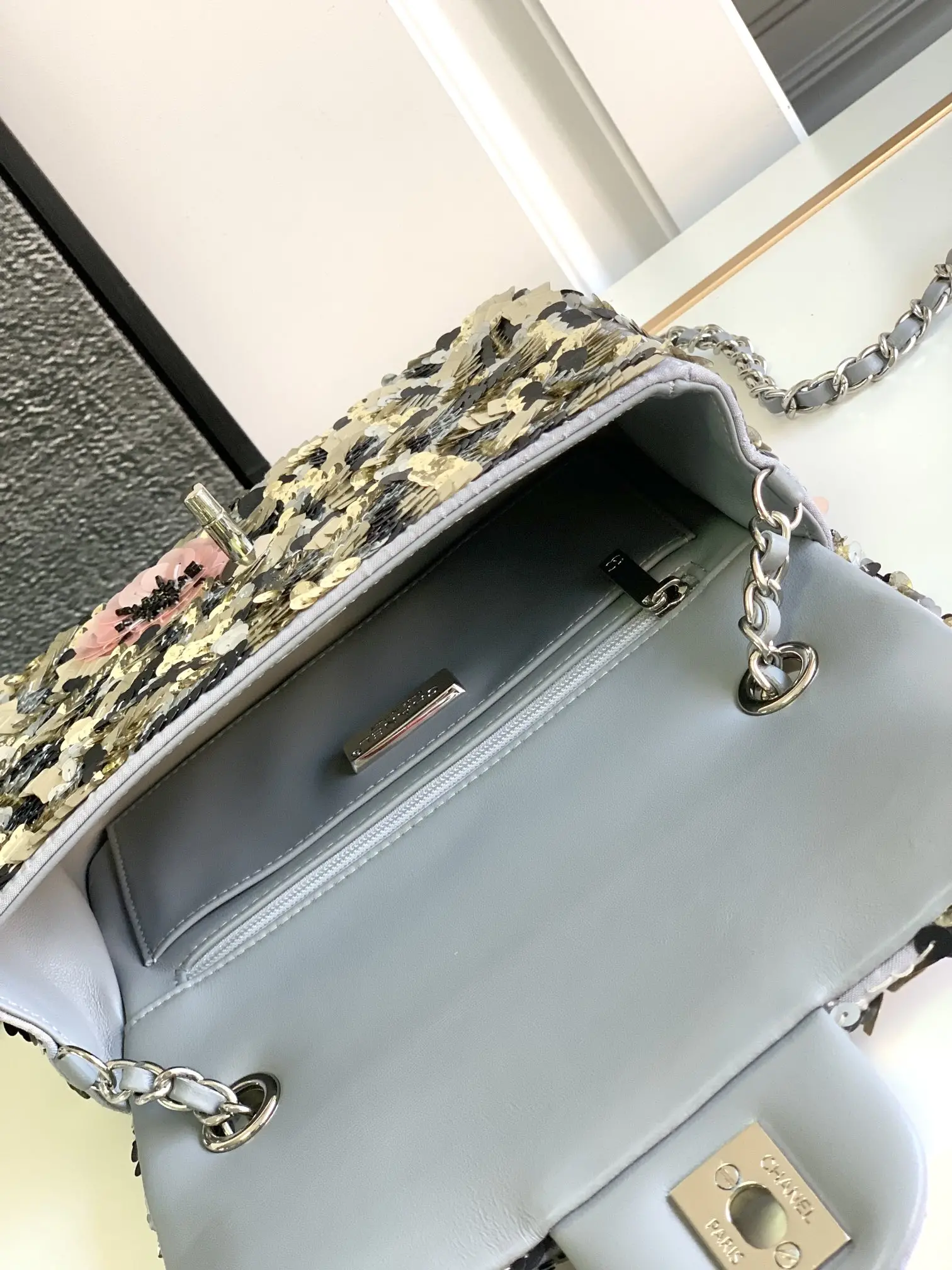 Chanel 24c collection series Size: 20cm small! 25cm medium 24 S pearl flap bag The most beautiful pearl cf this season, it is none other than the velvet material surface inlaid with a lot of crystal pearls of different sizes, plus the glittering crystal sequins bling bling appear particularly dazzling pearl diamond lattice inlaid with mini double c logo is really the finishing touch, instantly enhance the whole bag of the Noble quality! With CF retro braided hardware shoulder strap, small and exquisite, using the original fabric hardware, 1:1 restoration of the zp model.A variety of carrying methods can be double shoulder, single shoulder, hand carry, not pick any height can also be easily 𝑐𝑜𝑛𝑡𝑟𝑜𝑙〰️