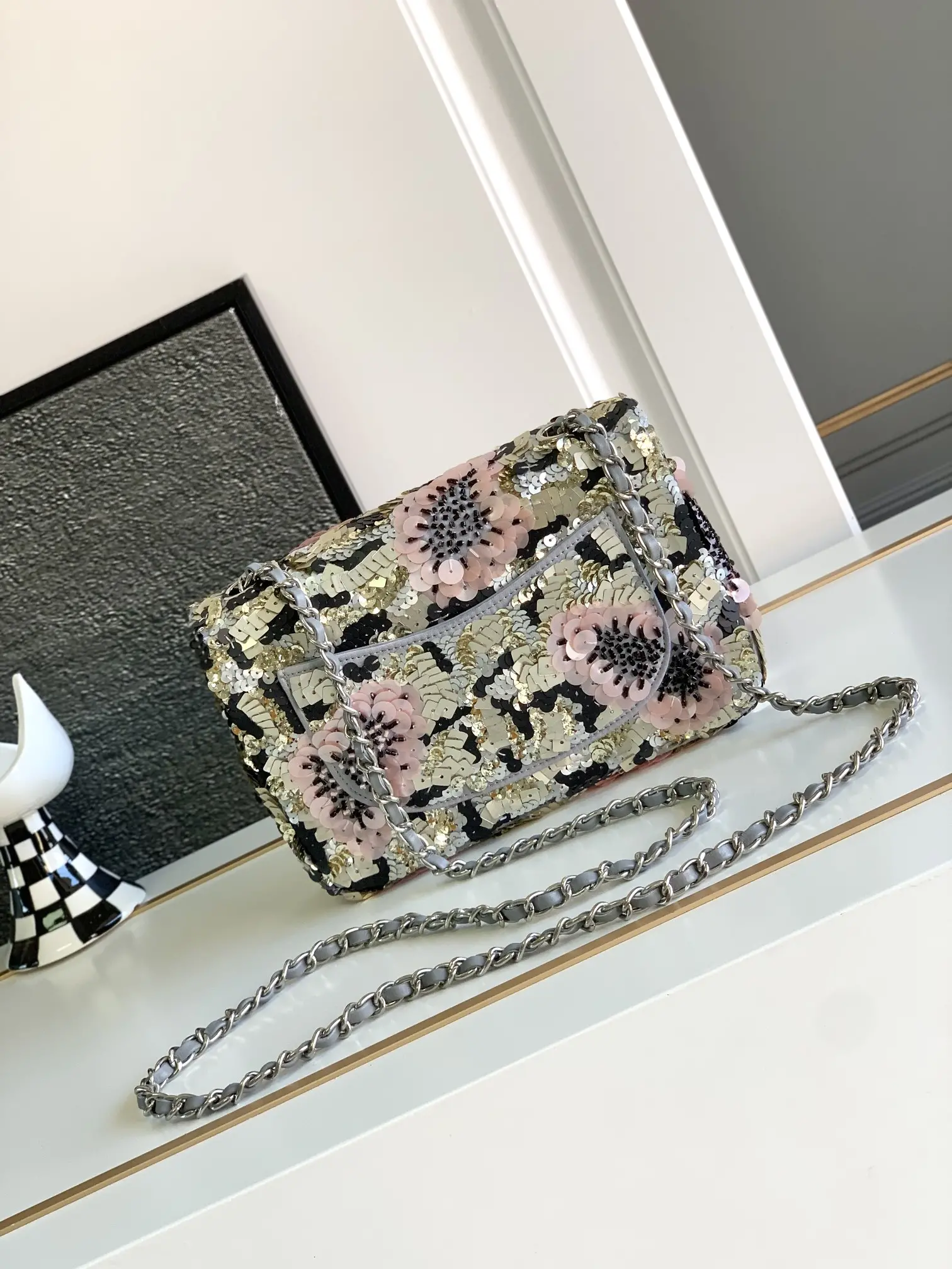 Chanel 24c collection series Size: 20cm small! 25cm medium 24 S pearl flap bag The most beautiful pearl cf this season, it is none other than the velvet material surface inlaid with a lot of crystal pearls of different sizes, plus the glittering crystal sequins bling bling appear particularly dazzling pearl diamond lattice inlaid with mini double c logo is really the finishing touch, instantly enhance the whole bag of the Noble quality! With CF retro braided hardware shoulder strap, small and exquisite, using the original fabric hardware, 1:1 restoration of the zp model.A variety of carrying methods can be double shoulder, single shoulder, hand carry, not pick any height can also be easily 𝑐𝑜𝑛𝑡𝑟𝑜𝑙〰️