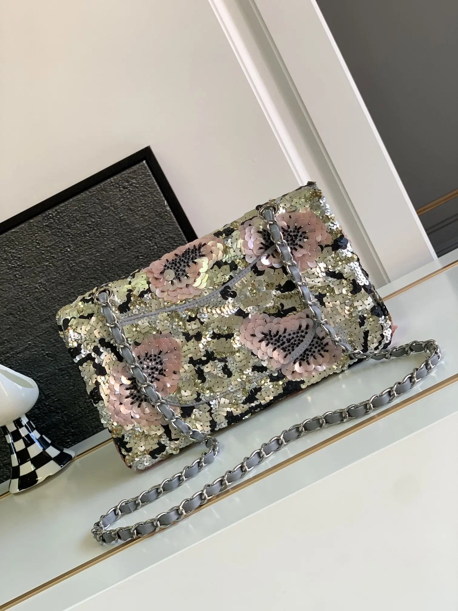 Picture [3]-Chanel ss series Size: 15.5 × 25.5 × 6.5 (cm) 22p autumn and winter sequins mouth cover bag This year's most beautiful cf it is none other than the black cloth surface inlaid with a lot of four-square sequins silver glittering crystal sequins bling bling Appear particularly dazzling Silver sequins spliced into the shape of a rose flower is really the finishing touch Instantly enhance the entire bag of the The bag is of high quality! With CF retro braided hardware shoulder straps small and exquisite ☑️ using the original fabric hardware 1:1 restoration of the zp model a variety of carrying methods can be two shoulders can be shoulder can be hand-carried do not pick any height can also be easily 𝑐𝑜𝑛𝑡𝑟𝑜𝑙 -high replica handbags