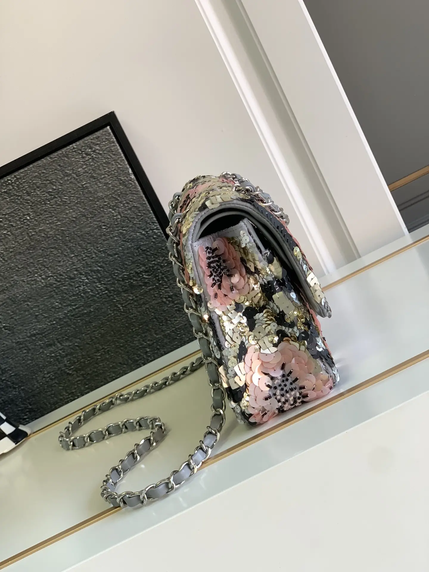 Picture [2]-Chanel ss series Size: 15.5 × 25.5 × 6.5 (cm) 22p autumn and winter sequins mouth cover bag This year's most beautiful cf it is none other than the black cloth surface inlaid with a lot of four-square sequins silver glittering crystal sequins bling bling Appear particularly dazzling Silver sequins spliced into the shape of a rose flower is really the finishing touch Instantly enhance the entire bag of the The bag is of high quality! With CF retro braided hardware shoulder straps small and exquisite ☑️ using the original fabric hardware 1:1 restoration of the zp model a variety of carrying methods can be two shoulders can be shoulder can be hand-carried do not pick any height can also be easily 𝑐𝑜𝑛𝑡𝑟𝑜𝑙 -high quality replica handbags