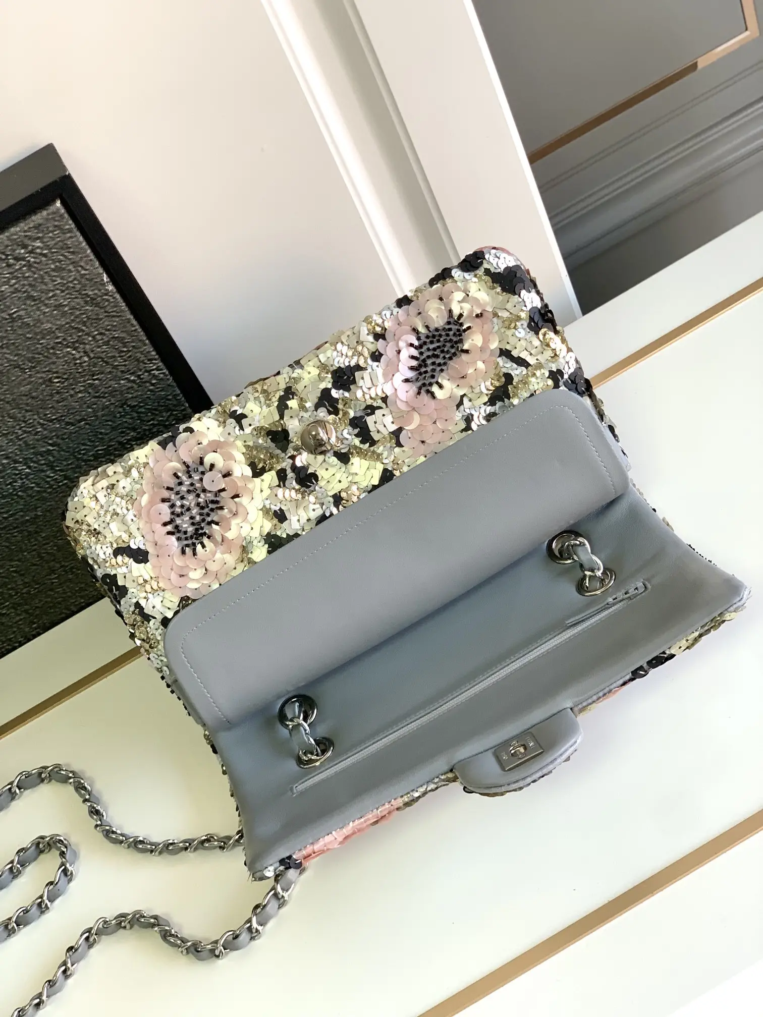 Picture [6]-Chanel ss series Size: 15.5 × 25.5 × 6.5 (cm) 22p autumn and winter sequins mouth cover bag This year's most beautiful cf it is none other than the black cloth material surface inlaid with a lot of four-square sequins silver glittering crystal sequins bling bling Appear particularly dazzling Silver sequins spliced into the shape of a rose flower is really the finishing touch Instantly enhance the entire bag of the The bag is of high quality! With CF retro braided hardware shoulder straps small and exquisite ☑️ using the original fabric hardware 1:1 restoration of the zp model a variety of carrying methods can be two shoulders can be shoulder can be hand-carried do not pick any height can also be easily 𝑐𝑜𝑛𝑡𝑟𝑜𝑙 -high quality replica handbags