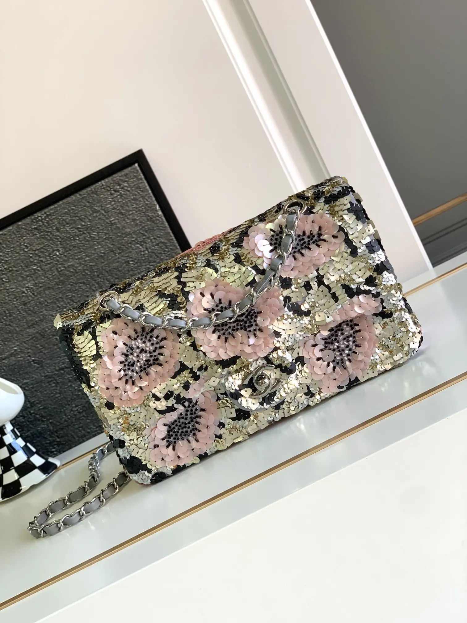 Chanel ss series Size: 15.5 × 25.5 × 6.5 (cm) 22p autumn and winter sequins mouth cover bag This year's most beautiful cf it is none other than the black cloth material surface inlaid with a lot of four-square sequins silver glittering crystal sequins bling bling Appear particularly dazzling silver sequins spliced into the shape of a rose flower is really the eye-catching moment to enhance the entire bag of noble quality! With CF retro braided hardware shoulder straps small and exquisite ☑️ using the original fabric hardware 1:1 restore the zp model a variety of carrying methods can be two shoulders can be shoulder can be hand-carried do not pick any height can also be easily 𝑐𝑜𝑛𝑡𝑟𝑜𝑙 -high replica handbags