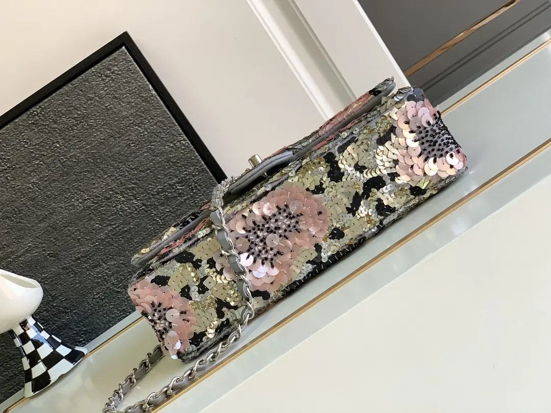 Picture [4]-Chanel ss series Size: 15.5 × 25.5 × 6.5 (cm) 22p autumn and winter sequins mouth cover bag This year's most beautiful cf it is none other than the black cloth surface inlaid with a lot of four-square sequins silver glittering crystal sequins bling bling Appear particularly dazzling Silver sequins spliced into the shape of a rose flower is really the finishing touch Instantly enhance the entire bag of the The bag is of high quality! With CF retro braided hardware shoulder straps small and exquisite ☑️ using the original fabric hardware 1:1 restoration of the zp model a variety of carrying methods can be two shoulders can be shoulder can be hand-carried do not pick any height can also be easily 𝑐𝑜𝑛𝑡𝑟𝑜𝑙 -high replica handbags