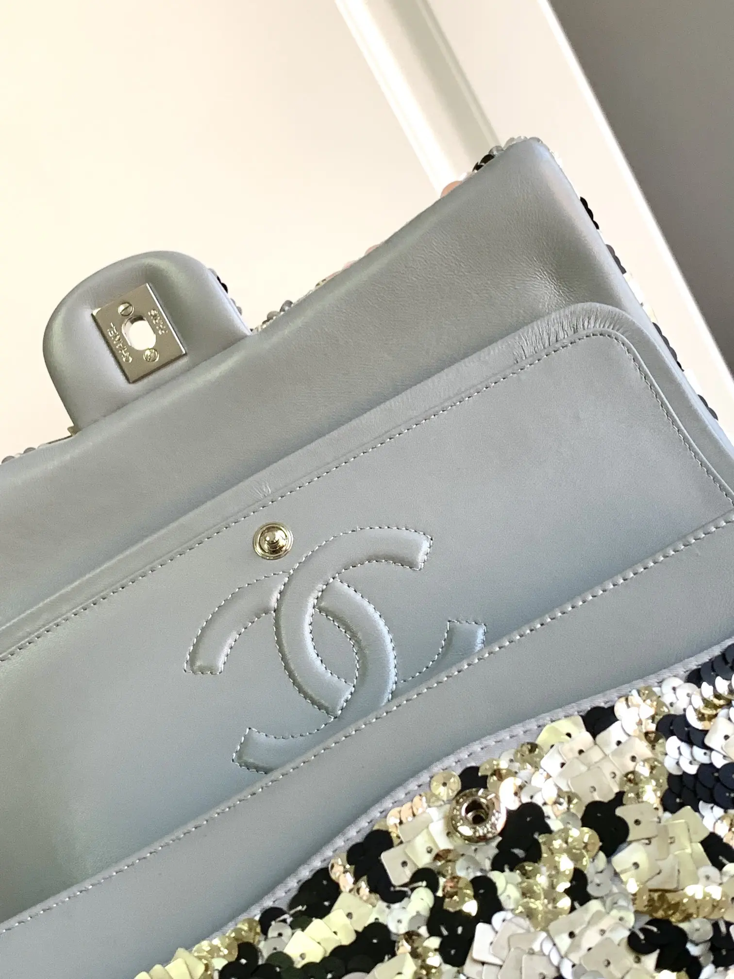 Picture [7]-Chanel ss series Size: 15.5 × 25.5 × 6.5 (cm) 22p autumn and winter sequins mouth cap bag This year's most beautiful cf it is none other than the black cloth surface inlaid with a lot of four-square sequins silver glittering crystal sequins bling bling Appear particularly dazzling Silver sequins spliced into the shape of a rose flower is really the finishing touch Instantly enhance the entire bag of the The bag is of high quality! With CF retro braided hardware shoulder straps small and exquisite ☑️ using the original fabric hardware 1:1 restoration of the zp model a variety of carrying methods can be two shoulders can be shoulder can be hand-carried do not pick any height can also be easily 𝑐𝑜𝑛𝑡𝑟𝑜𝑙 -high replica handbags