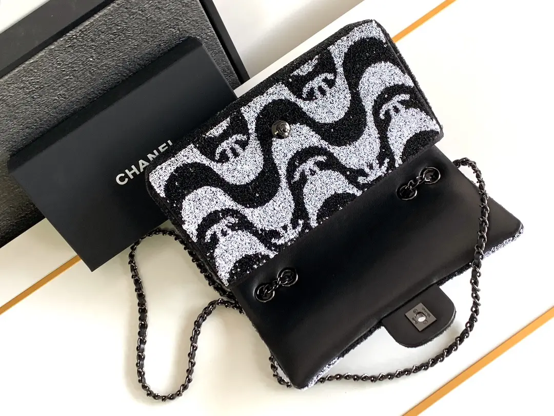 CHANEL 24S black and white panda beaded CF beautiful fried black and white sequins out of a panda sense of both bright shiny colorful black super cool black lining is also used black sheepskin feel very goodWith silver hardware black sheepskin overall everywhere exudes a sense of high class cool feelingCan be shoulder can be crossbody double chain can also be underarm back official website size: 25cm