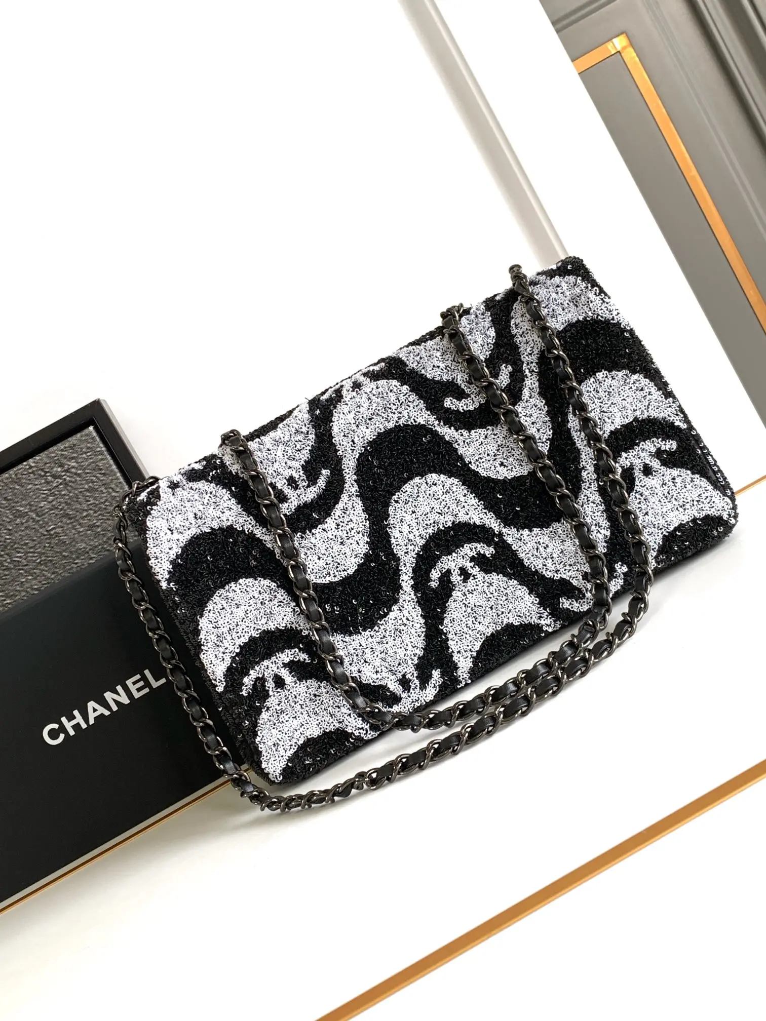 CHANEL 24S black and white panda beaded CF beautiful fried black and white sequins out of a panda sense of both bright shiny colorful black super cool black lining is also used black sheepskin feel very goodWith silver hardware black sheepskin overall everywhere exudes a sense of high class cool feelingCan be shoulder can be crossbody double chain can also be underarm back official website size: 25cm