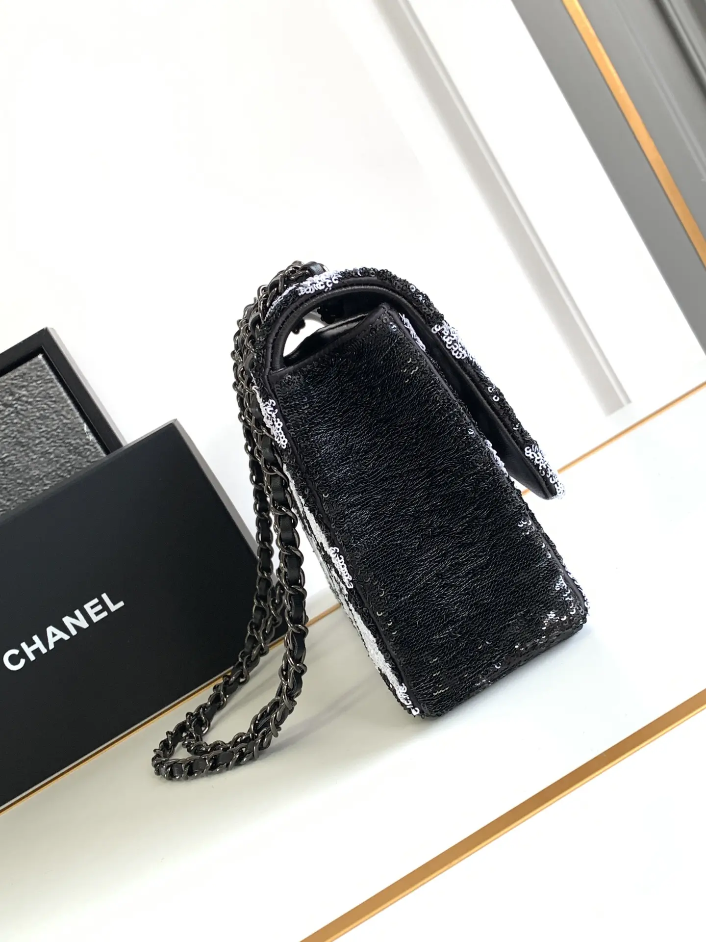 CHANEL 24S black and white panda beaded CF beautiful fried black and white sequins out of a panda sense of both bright shiny colorful black super cool black lining is also used black sheepskin feel very goodWith silver hardware black sheepskin overall everywhere exudes a sense of high class cool feelingCan be shoulder can be crossbody double chain can also be underarm back official website size: 25cm