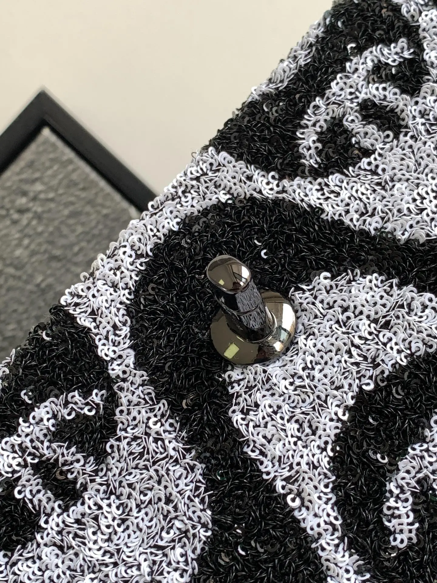 CHANEL 24S black and white panda beaded CF beautiful fried black and white sequins out of a panda sense of both bright shiny colorful black super cool black lining is also used black sheepskin feel very goodWith silver hardware black sheepskin overall everywhere exudes a sense of high class cool feelingCan be shoulder can be crossbody double chain can also be underarm back official website size: 25cm