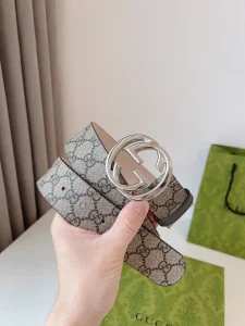 GUCCI 圆形互扣式双G搭扣配饰和成衣单品继续焕新演绎和呈现品牌经典细节风格简而不失其华；适合各种穿搭风格皮带宽度：4.0cm-高仿包包