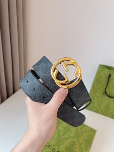 GUCCI 圆形互扣式双G搭扣配饰和成衣单品继续焕新演绎和呈现品牌经典细节风格简而不失其华；适合各种穿搭风格皮带宽度：4.0cm-高仿包包