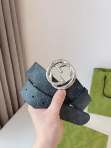 GUCCI round interlocking double G buckle accessories and ready-to-wear items continue to renew the interpretation and presentation of the brand's classic details of style simple but not too flashy; suitable for a variety of wear style belt width: 4.0cm