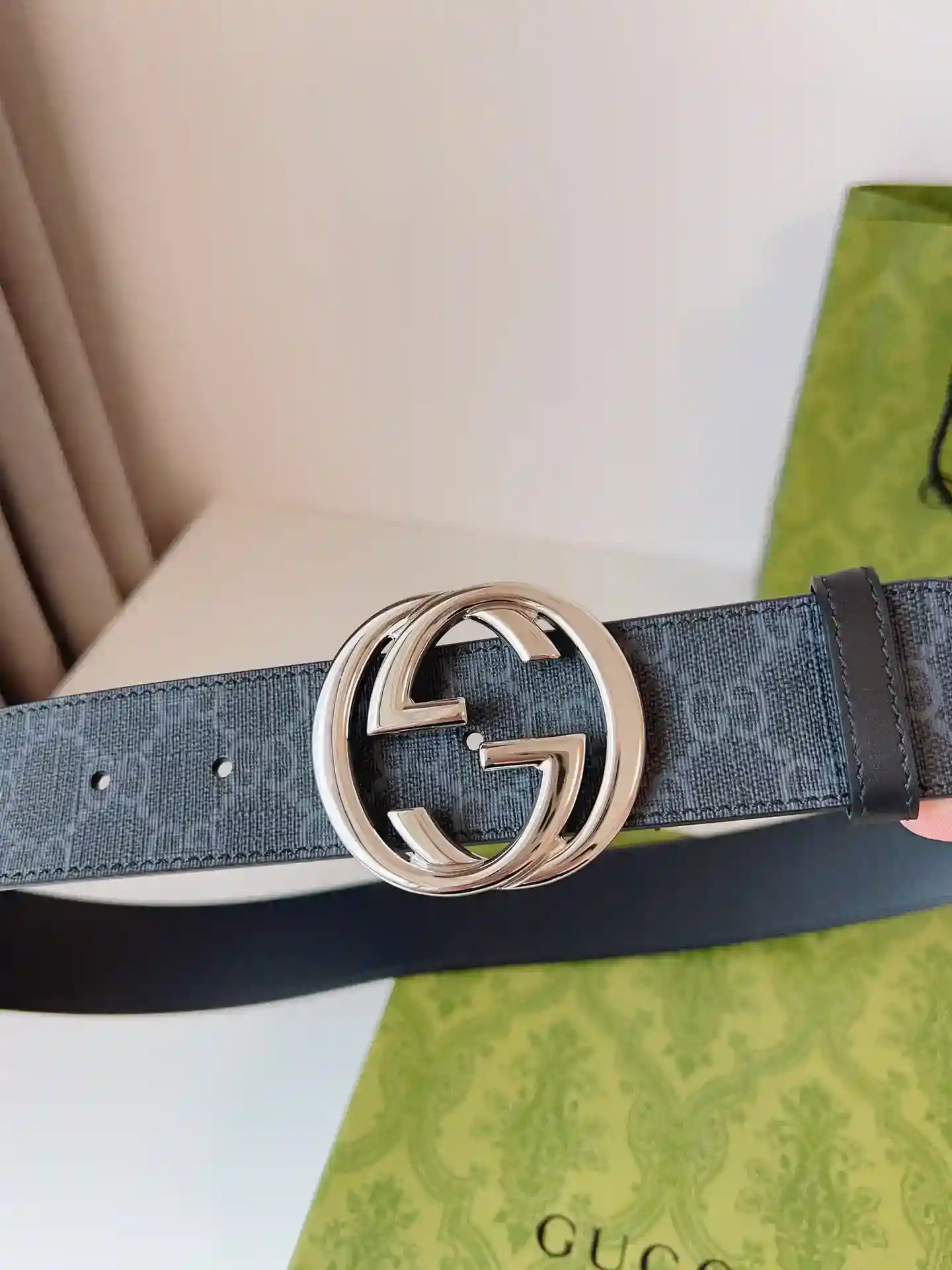 GUCCI round interlocking double G buckle accessories and ready-to-wear items continue to renew the interpretation and presentation of the brand's classic details of style simple but not too flashy; suitable for a variety of wear style belt width: 4.0cm