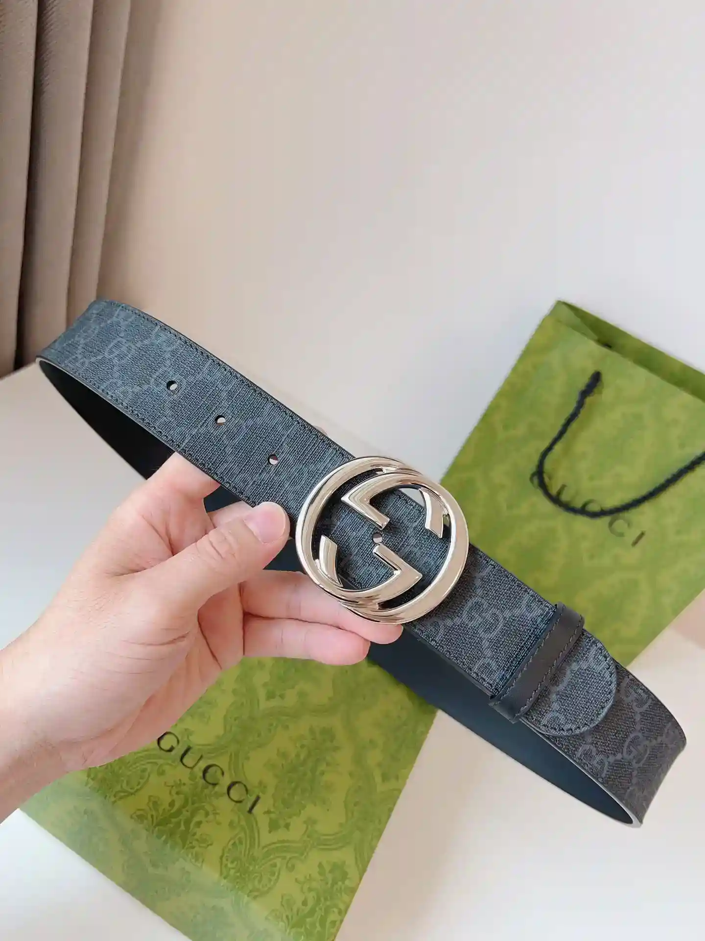 GUCCI round interlocking double G buckle accessories and ready-to-wear items continue to renew the interpretation and presentation of the brand's classic details of style simple but not too flashy; suitable for a variety of wear style belt width: 4.0cm