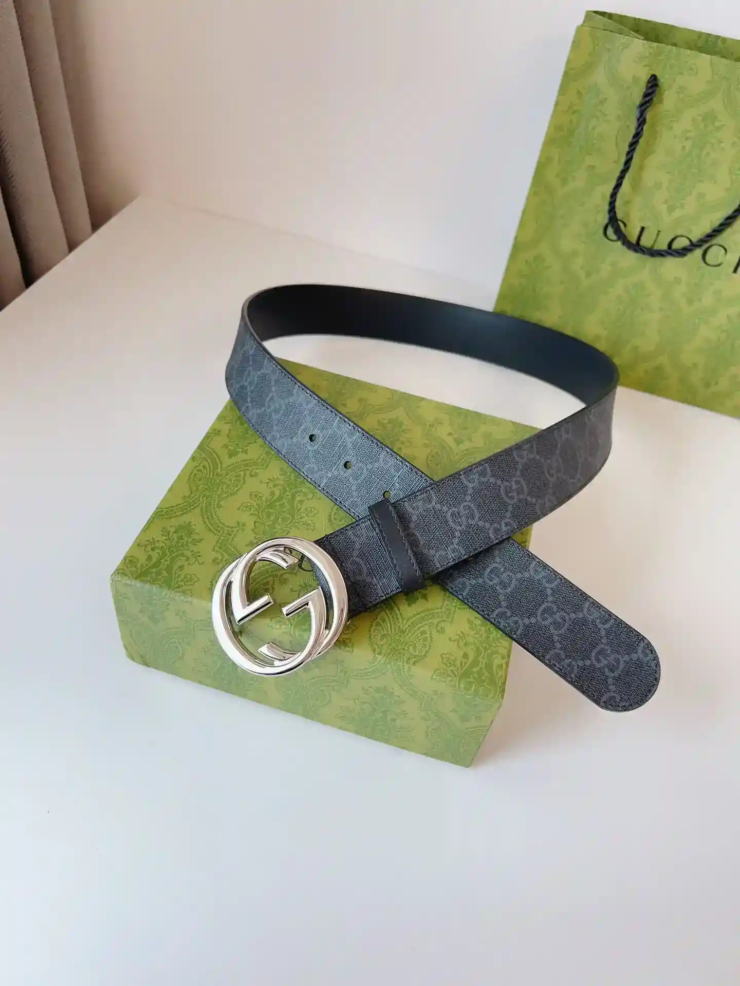 GUCCI round interlocking double G buckle accessories and ready-to-wear items continue to renew the interpretation and presentation of the brand's classic details of style simple but not too flashy; suitable for a variety of wear style belt width: 4.0cm