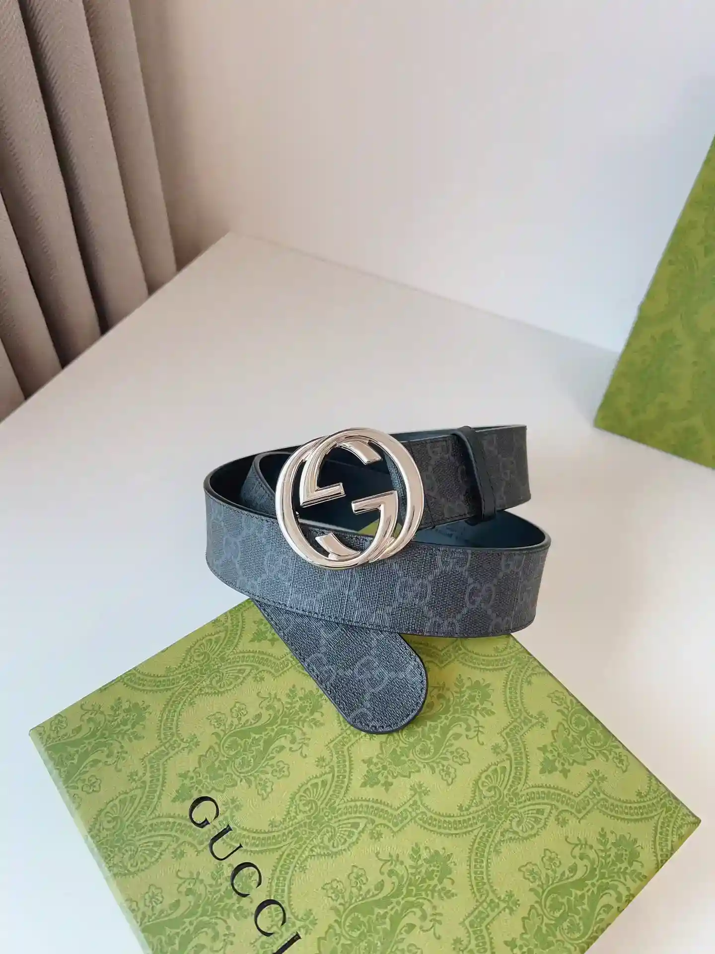 GUCCI round interlocking double G buckle accessories and ready-to-wear items continue to renew the interpretation and presentation of the brand's classic details of style simple but not too flashy; suitable for a variety of wear style belt width: 4.0cm