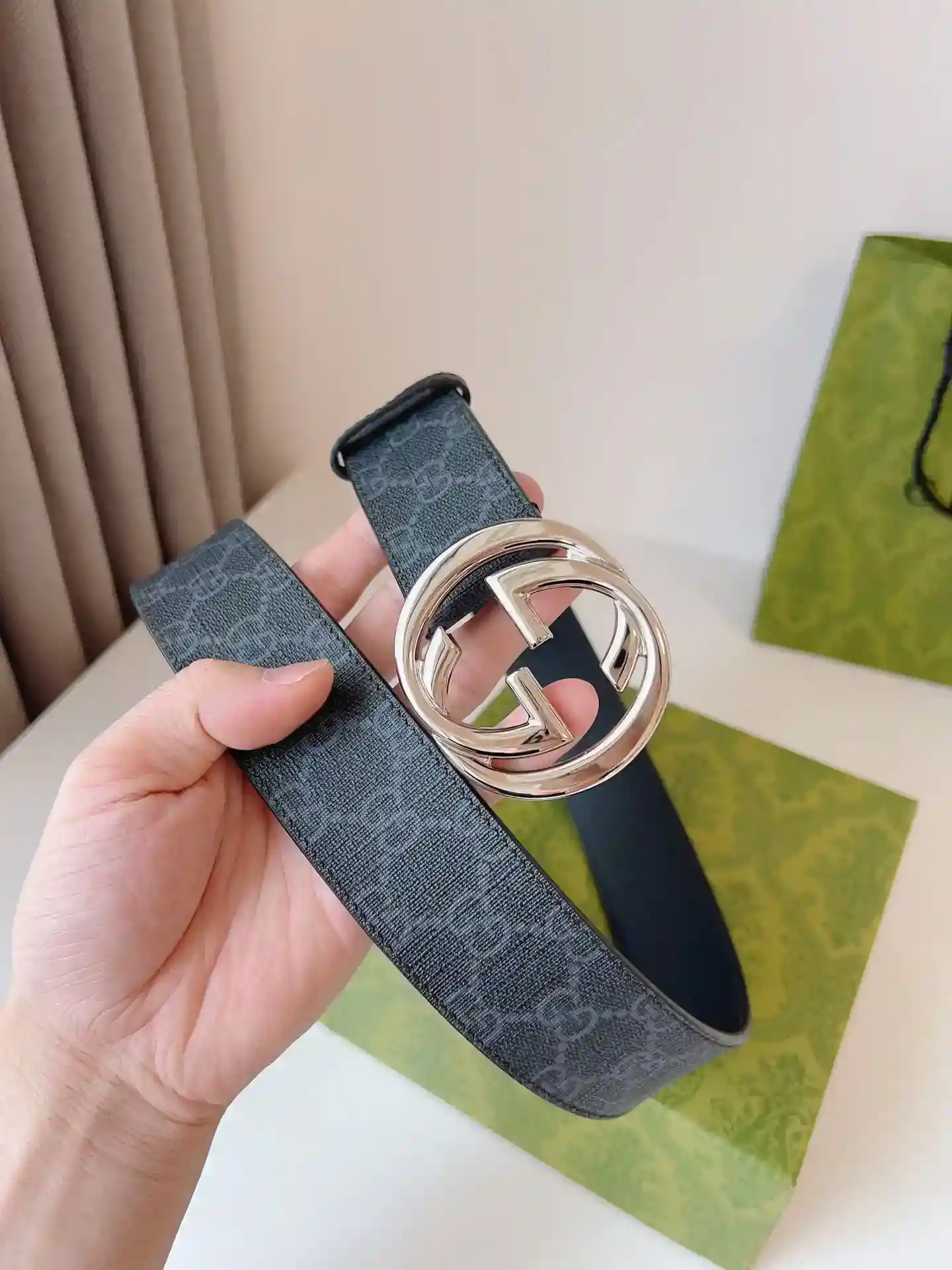 GUCCI round interlocking double G buckle accessories and ready-to-wear items continue to renew the interpretation and presentation of the brand's classic details of style simple but not too flashy; suitable for a variety of wear style belt width: 4.0cm