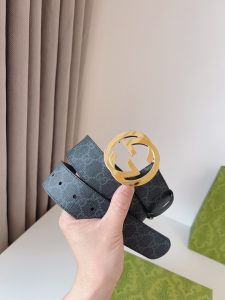 GUCCI GG Supreme帆布腰带采用环保工艺制作而成饰以互扣式双 G 带扣本款腰带适用低腰和高腰两种穿戴方式时尚潮流款皮带宽度：4.0cm-高仿包包