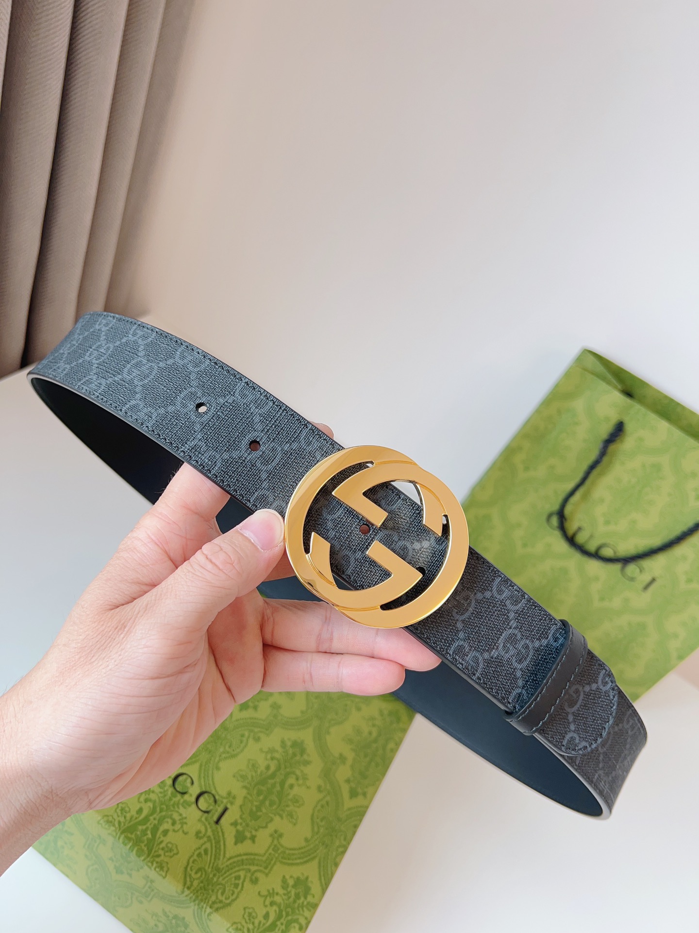 图片[3]-GUCCI GG Supreme帆布腰带采用环保工艺制作而成饰以互扣式双 G 带扣本款腰带适用低腰和高腰两种穿戴方式时尚潮流款皮带宽度：4.0cm-高仿包包
