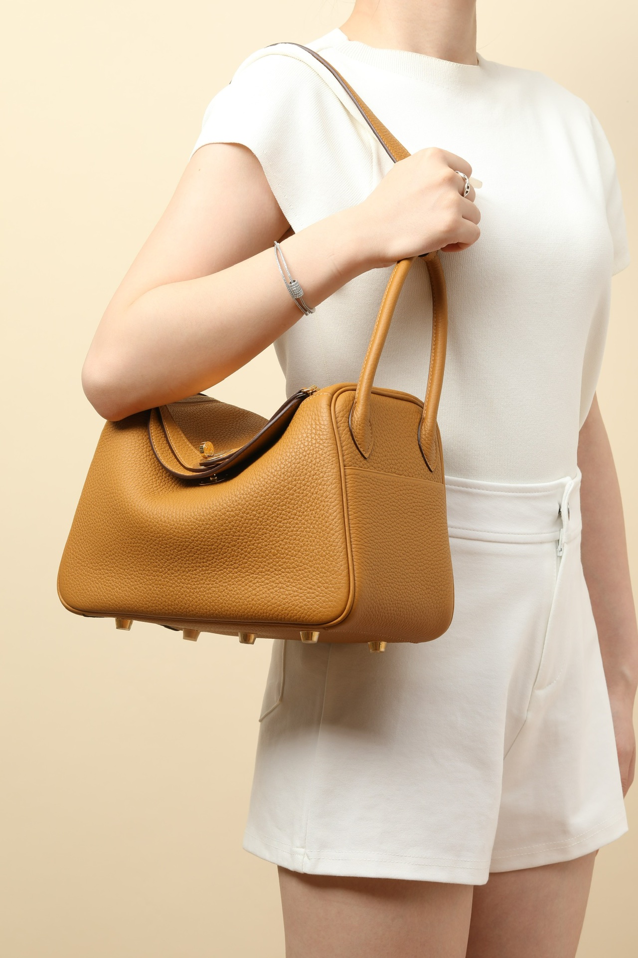 Picture [9]-Model:LD26 Code:LD26Color:2SesameSize:L26xD18xW12Shoulder approx:42CM Mid-height:32CM clemence calf leather handbag fixed shoulder strap Inside inside and outside two pockets on both sides can be carried on the shoulder or hand carryFrench MadeMetallic:Gold-High Faux Bags