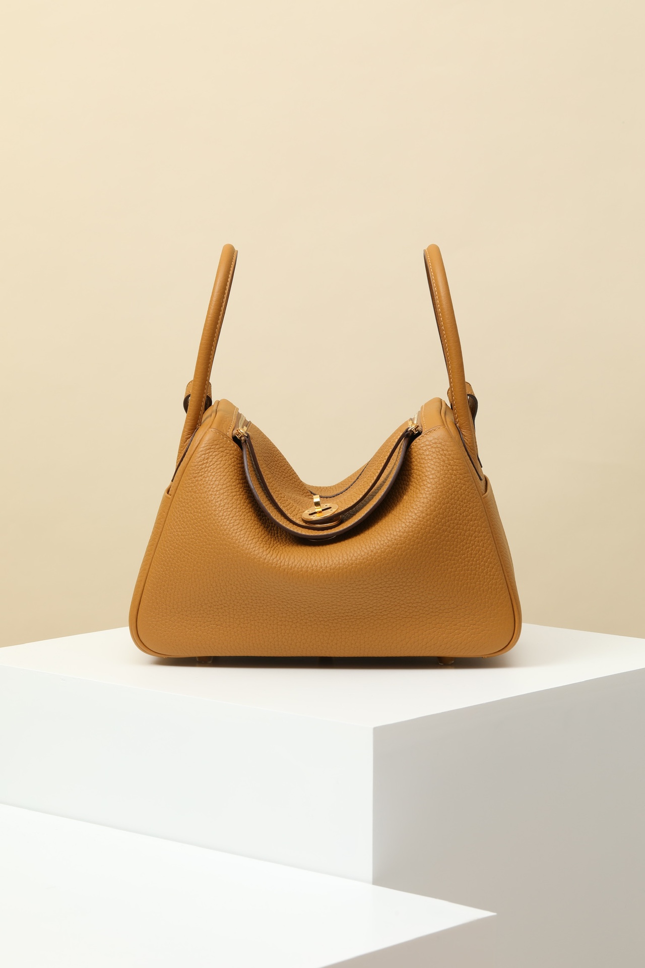 Model:LD26Code:LD26Color:2SesameSize:L26xD18xW12Shoulder about:42CM Center height:32CM clemence calf leather handbagFixed shoulder strap Two pockets on the inside and outside of the bagCan be carried on the shoulder or by handMade in FranceMetallic texture: gold color