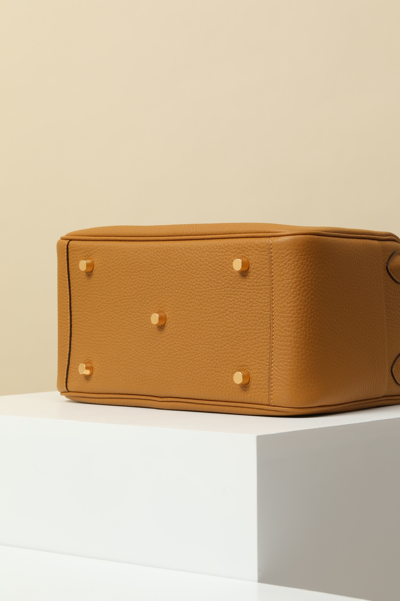 Picture [6]-Model:LD26 Code:LD26 Color:2Sesame Size:L26xD18xW12 Shoulder about:42CM Mid-height:32CM clemence calf leather handbag fixed shoulder strap Inside inside and outside two pockets on both sides can be carried on the shoulder or hand-carrying Made in France Metallic texture:Gold -High Faux Bags