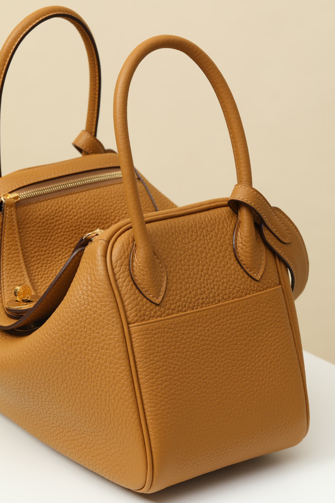 Picture [4]-Model:LD26 Code:LD26Color:2SesameSize:L26xD18xW12Shoulder approx:42CM Mid-height:32CM clemence calf leather handbag fixed shoulder strap Inside inside and outside two pockets on both sides can be carried on the shoulder or hand carryFrench MadeMetallic:Gold-High Faux Bags