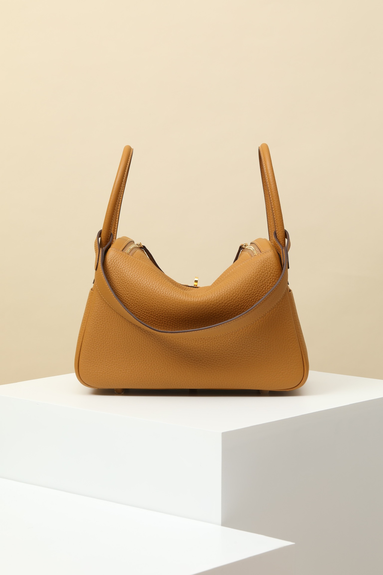 Picture [3]-Model:LD26 Code:LD26 Color:2Sesame Size:L26xD18xW12 Shoulder about:42CM Mid-height:32CM clemence calf leather handbag fixed shoulder strap Inside inside and outside two pockets on both sides can be carried on the shoulder or hand-carrying Made in France Metallic texture:Gold -High Faux Bags