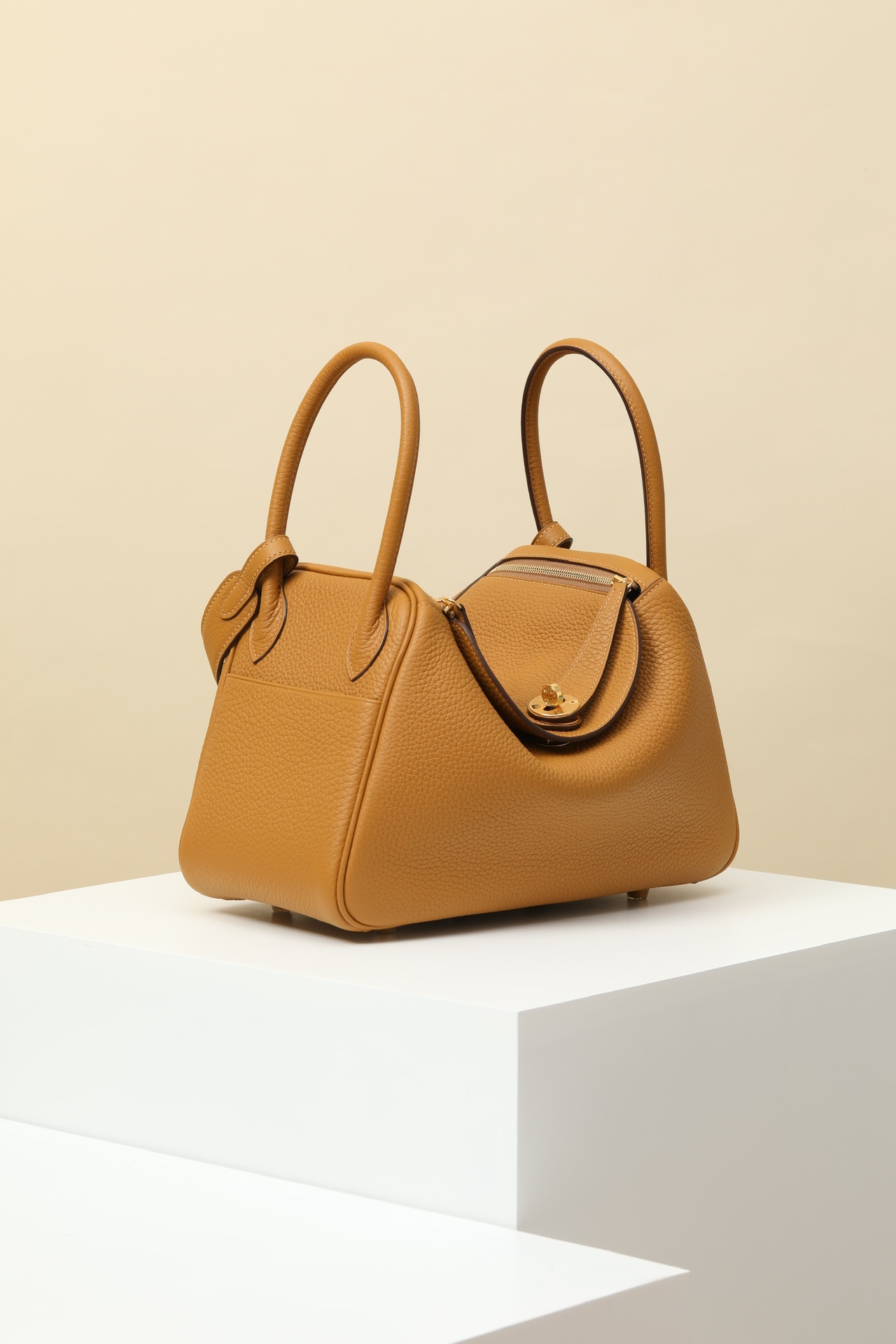 Picture [2]-Model:LD26 Code:LD26 Color:2Sesame Size:L26xD18xW12 Shoulder about:42CM Mid-height:32CM clemence calf leather handbag fixed shoulder strap Inside inside and outside two pockets on both sides can be carried on the shoulder or hand-carrying Made in France Metallic texture:Gold -High Faux Bags
